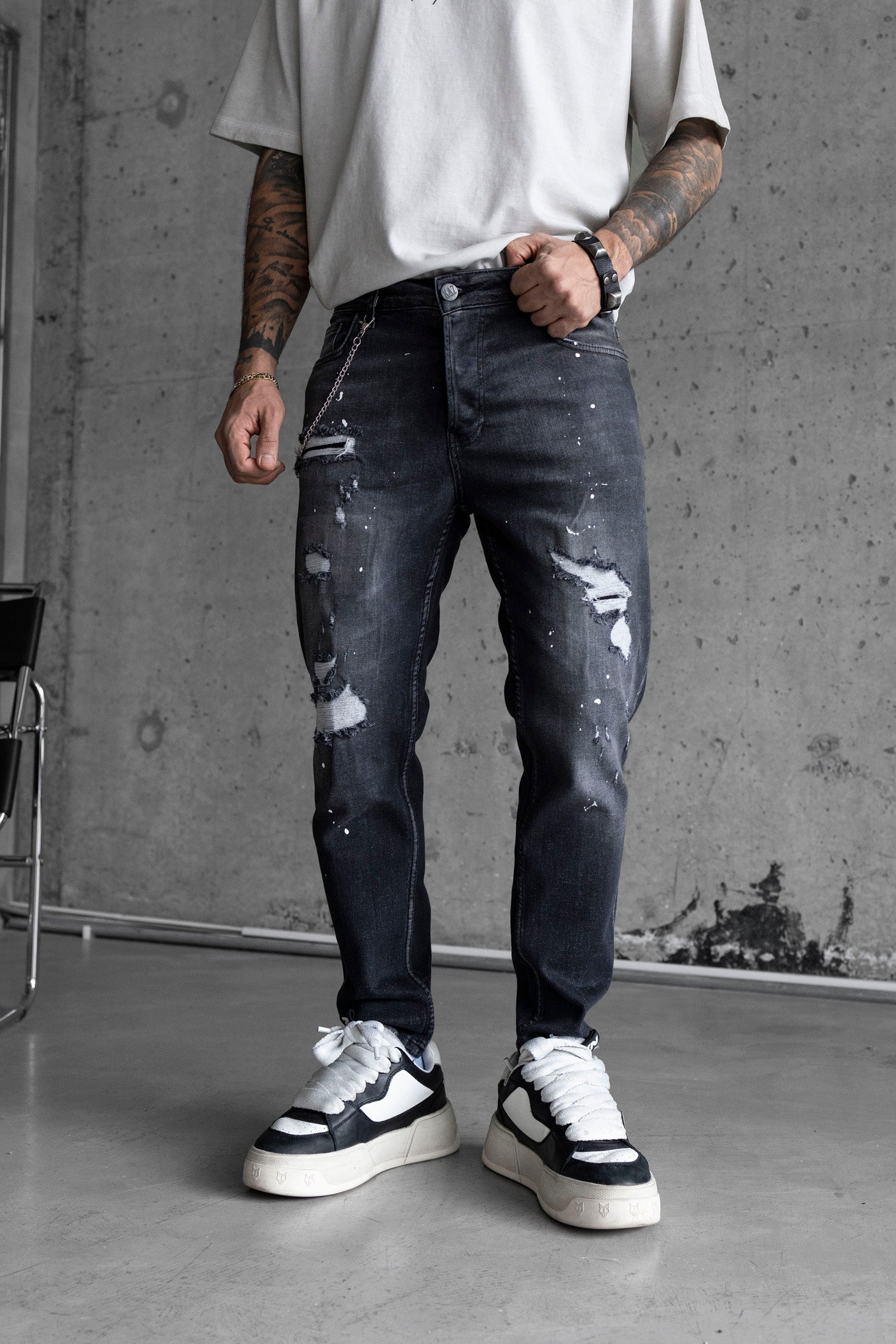 Blugi slim fit cu lant, rupturi si efect stropit (cod 6711)