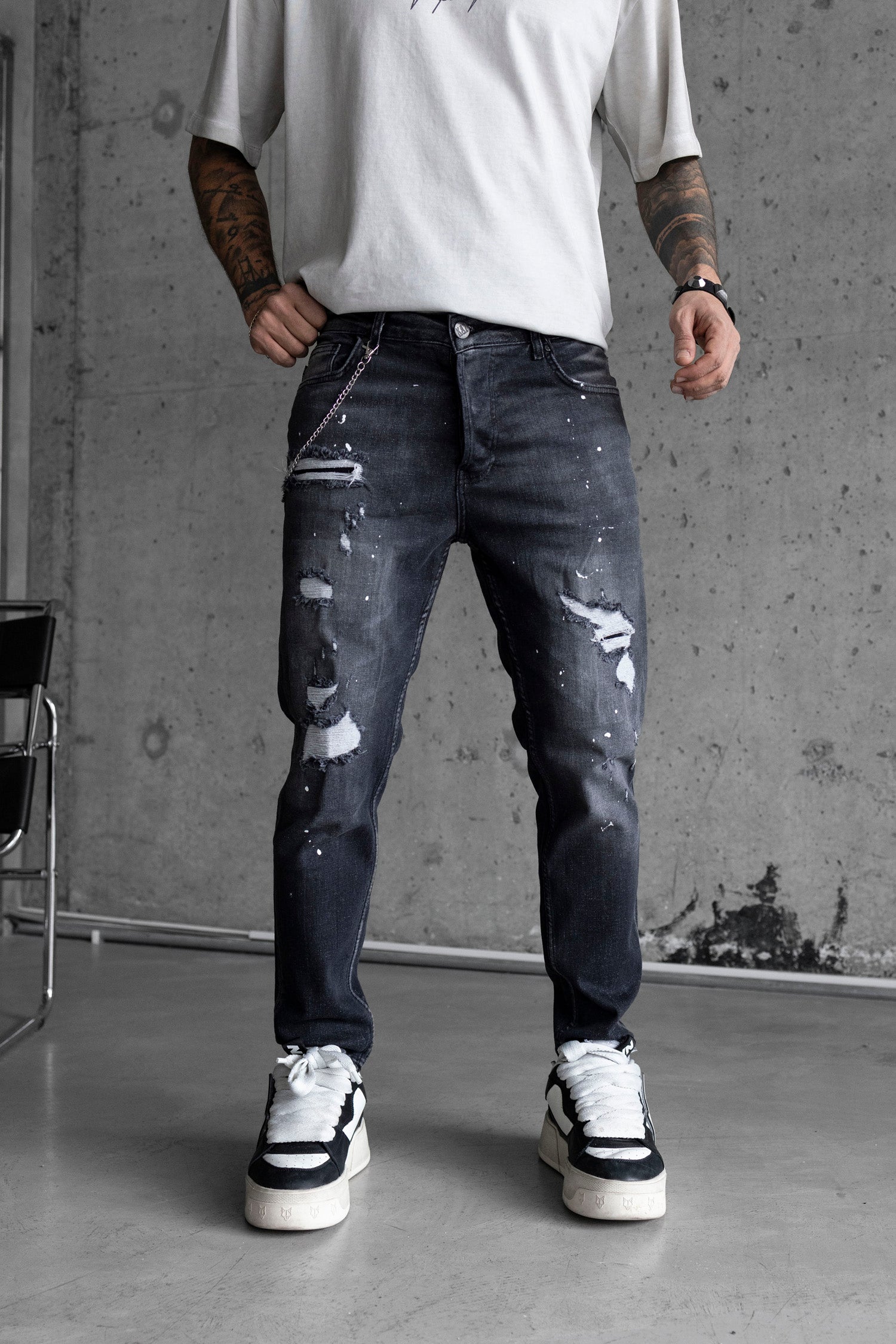 Blugi slim fit cu lant, rupturi si efect stropit (cod 6711)