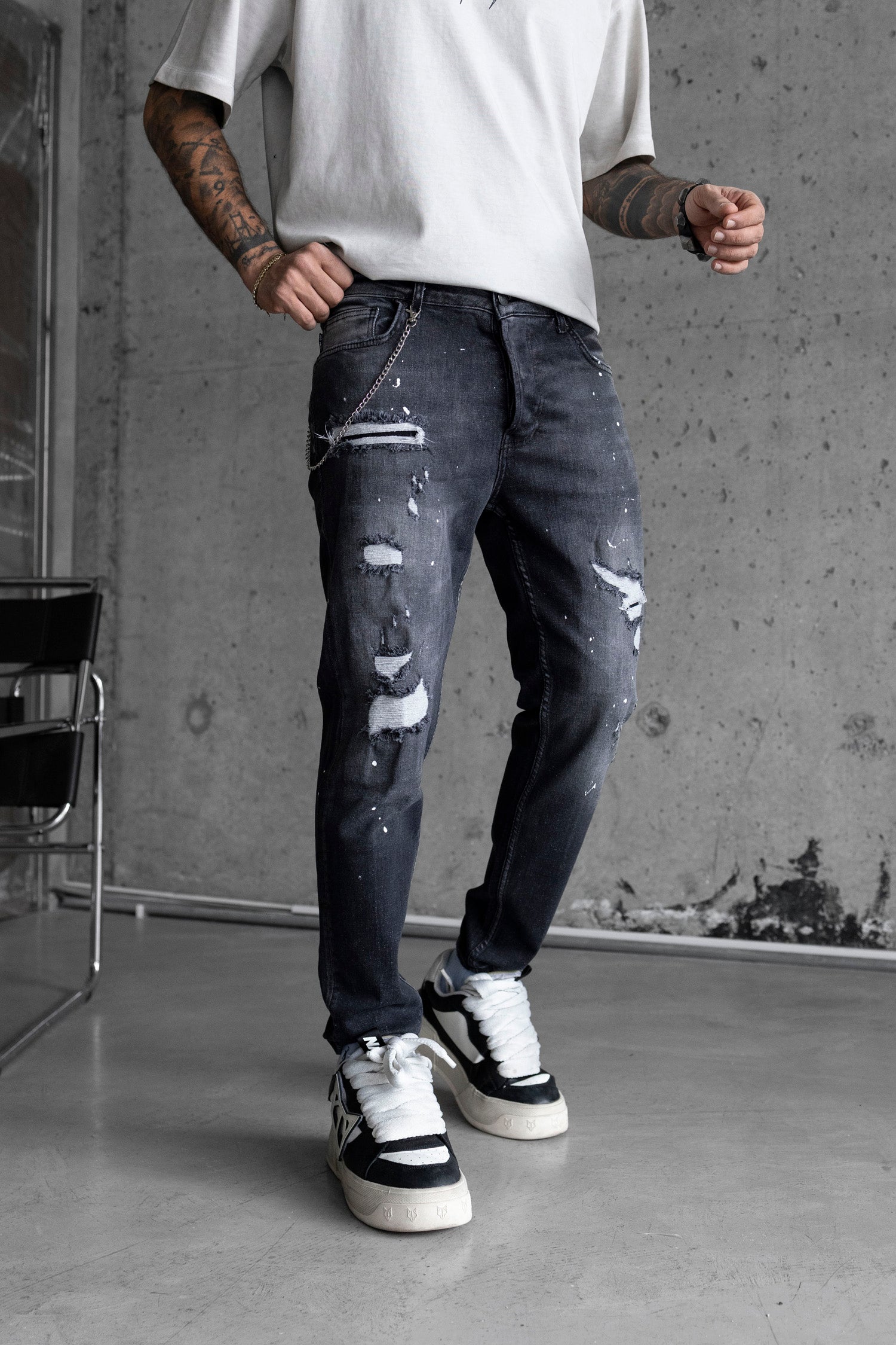 Blugi slim fit cu lant, rupturi si efect stropit (cod 6711)