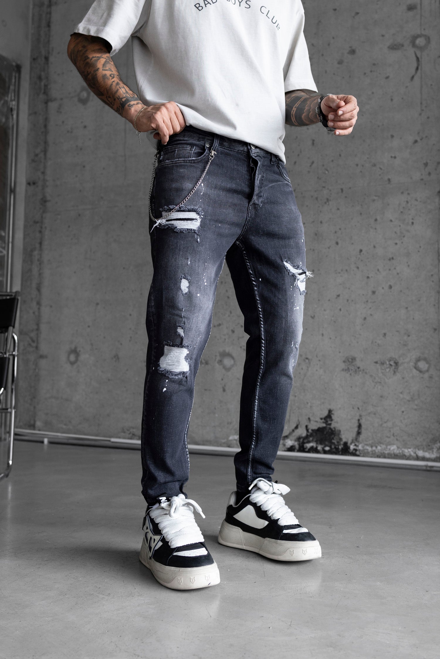 Blugi slim fit cu lant, rupturi si efect stropit (cod 6712)