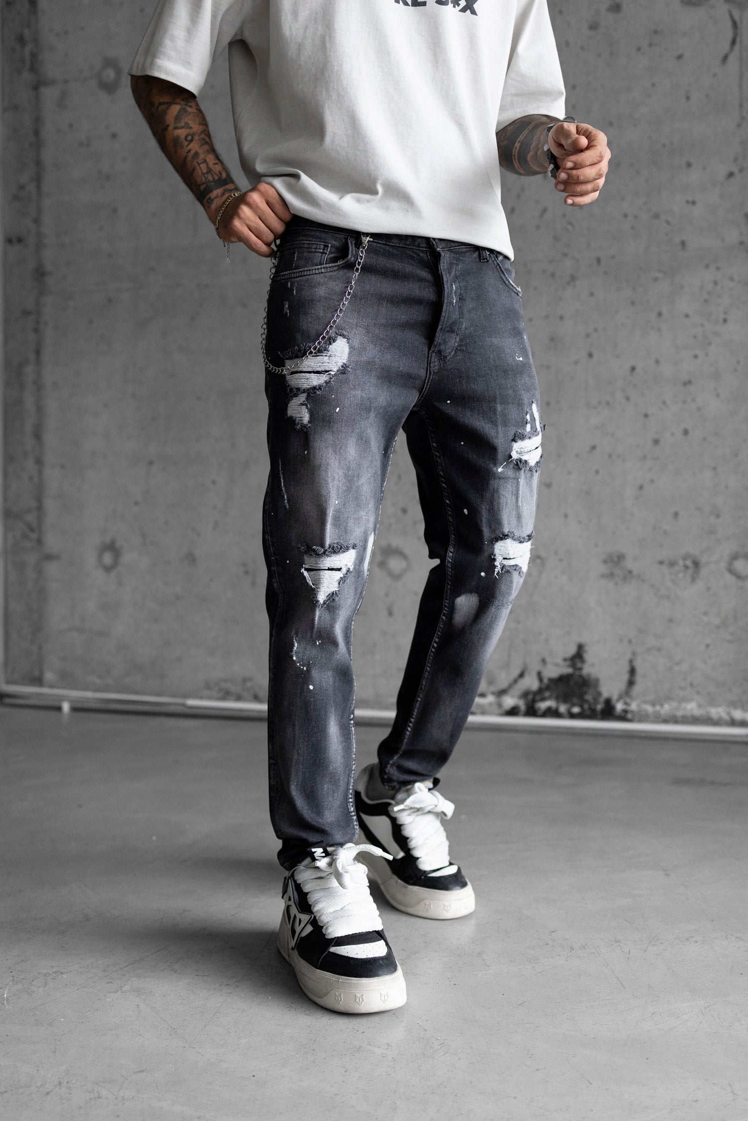 Blugi slim fit cu lant, rupturi si efect stropit (cod 6714)