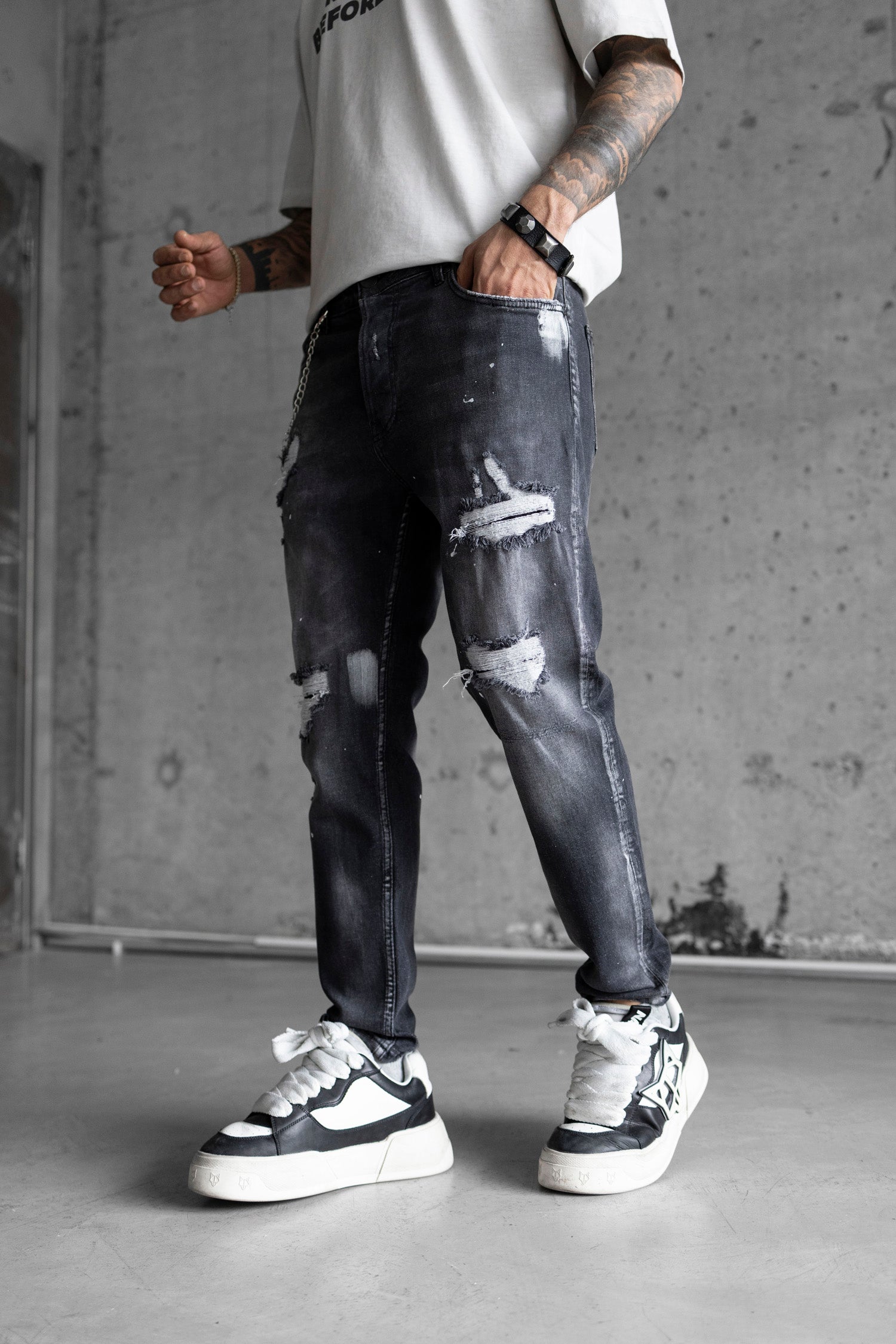 Blugi slim fit cu lant, rupturi si efect stropit (cod 6714)