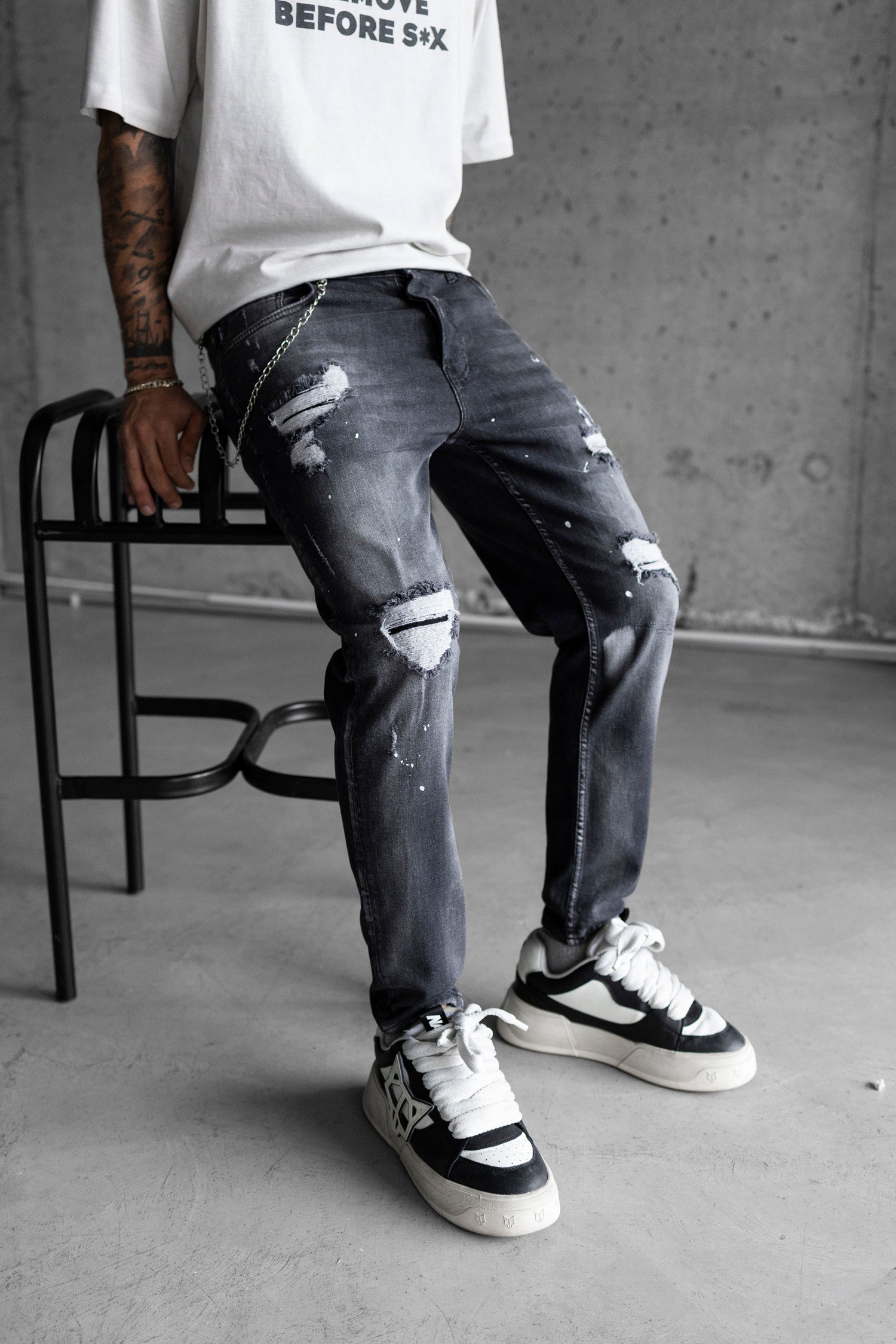 Blugi slim fit cu lant, rupturi si efect stropit (cod 6714)