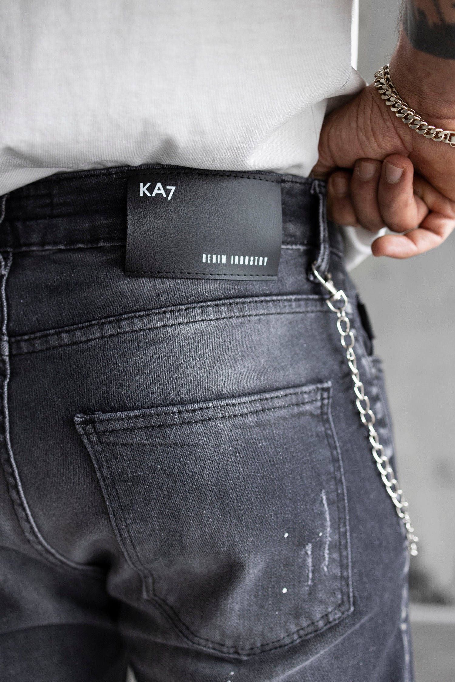 Blugi slim fit cu lant, rupturi si efect stropit (cod 6714)