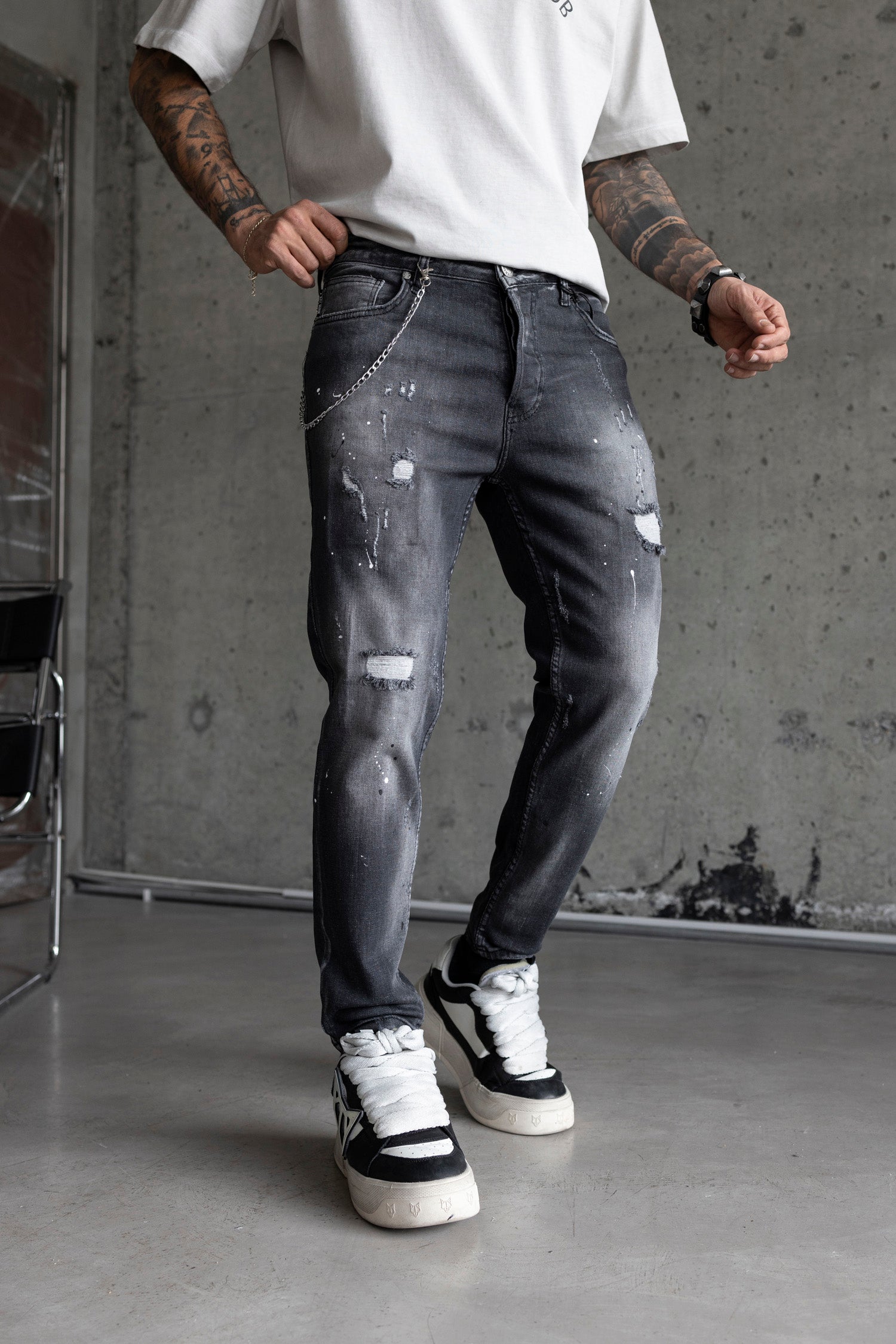 Blugi slim fit cu lant, rupturi si efect stropit (cod 6720)