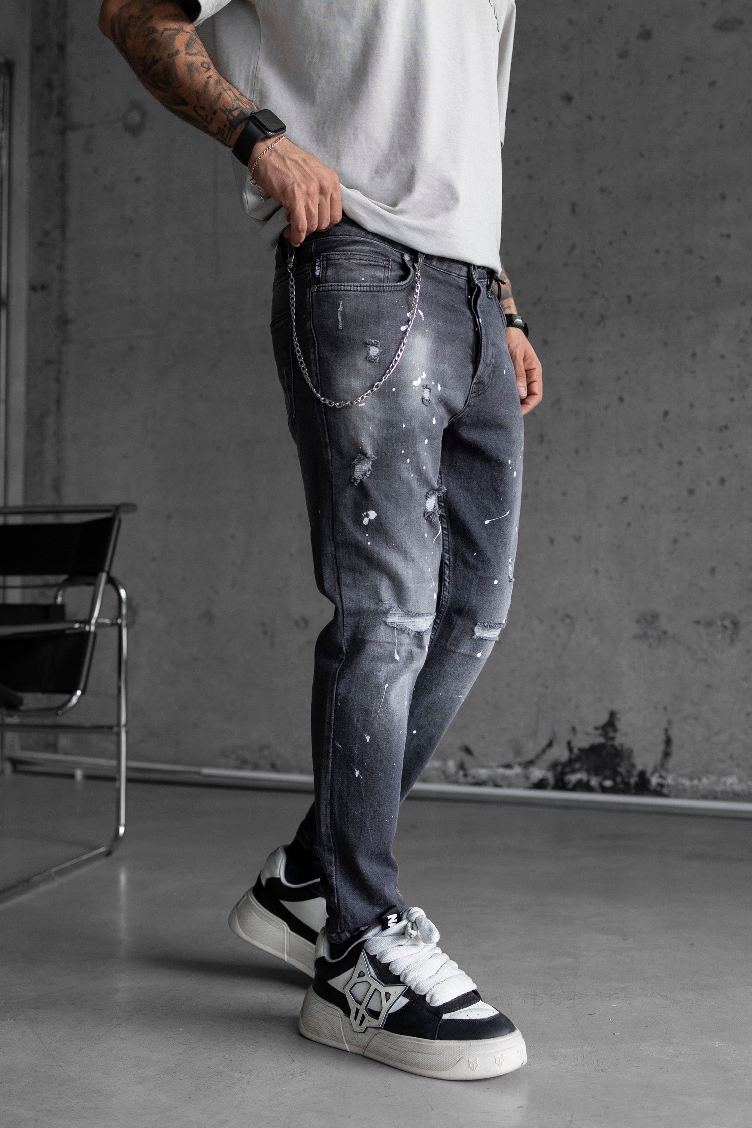 Blugi slim fit cu lant, rupturi si efect stropit (cod 6722)