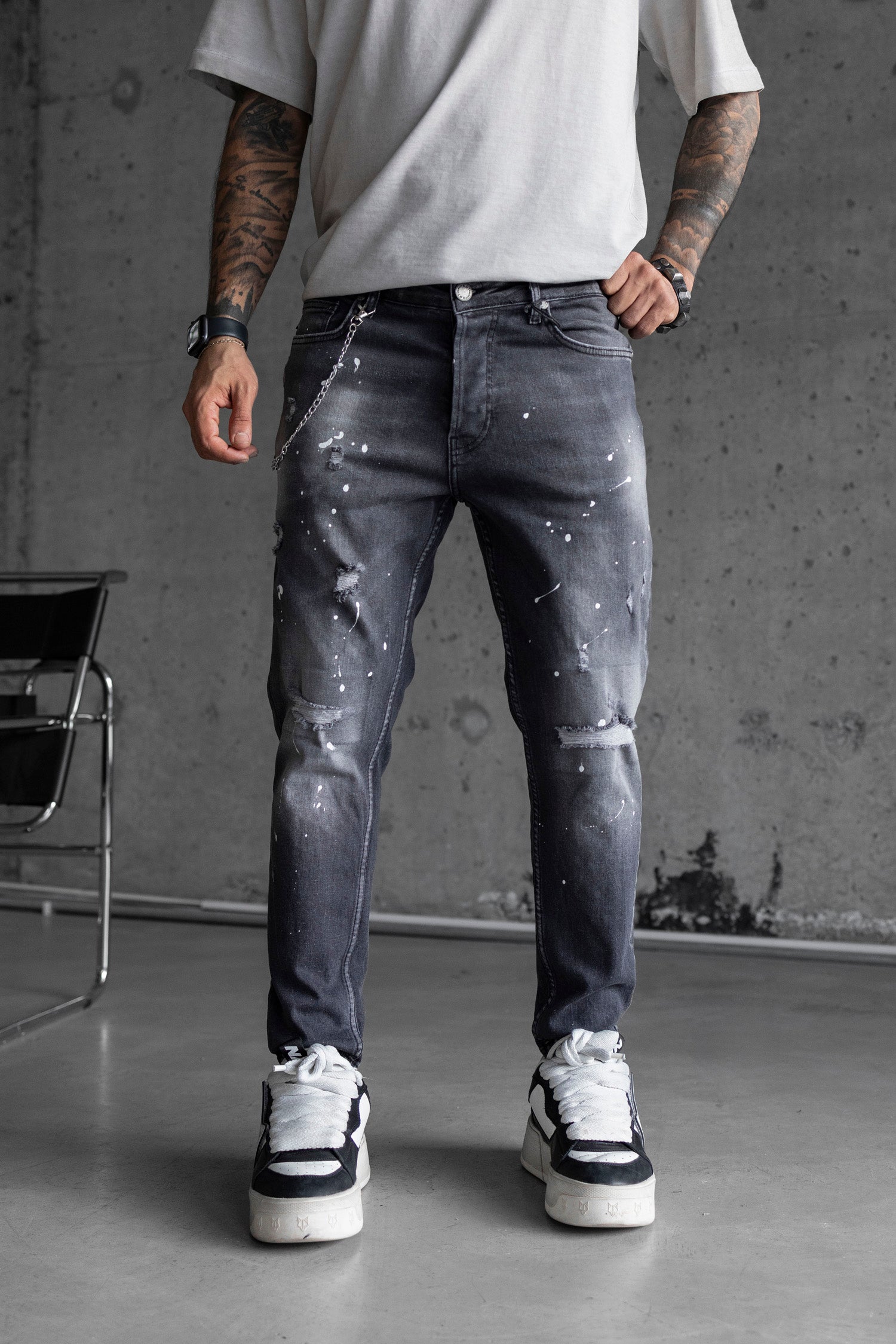 Blugi slim fit cu lant, rupturi si efect stropit (cod 6722)