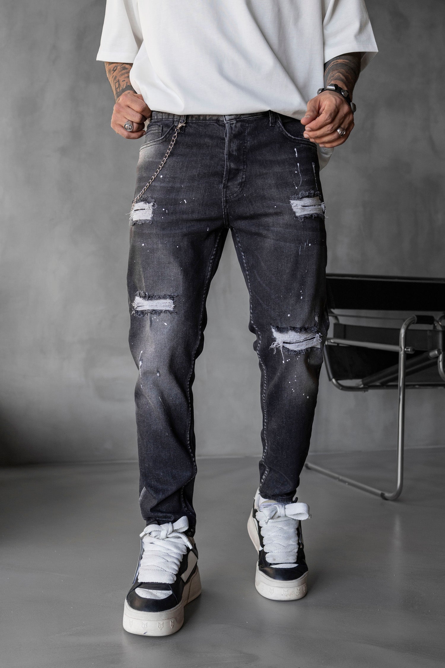 Blugi slim fit cu lant, rupturi si efect stropit (cod 6745)