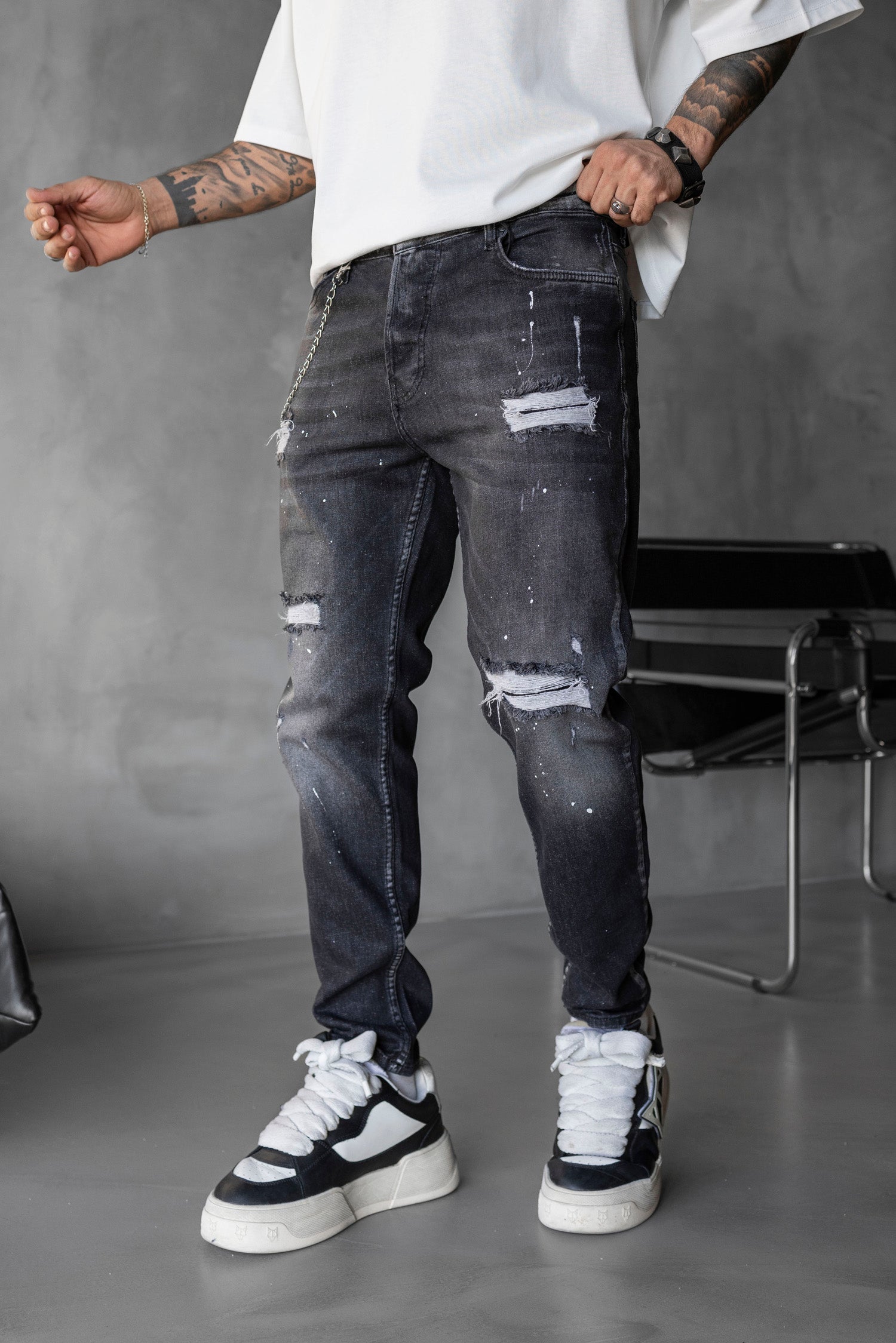 Blugi slim fit cu lant, rupturi si efect stropit (cod 6745)