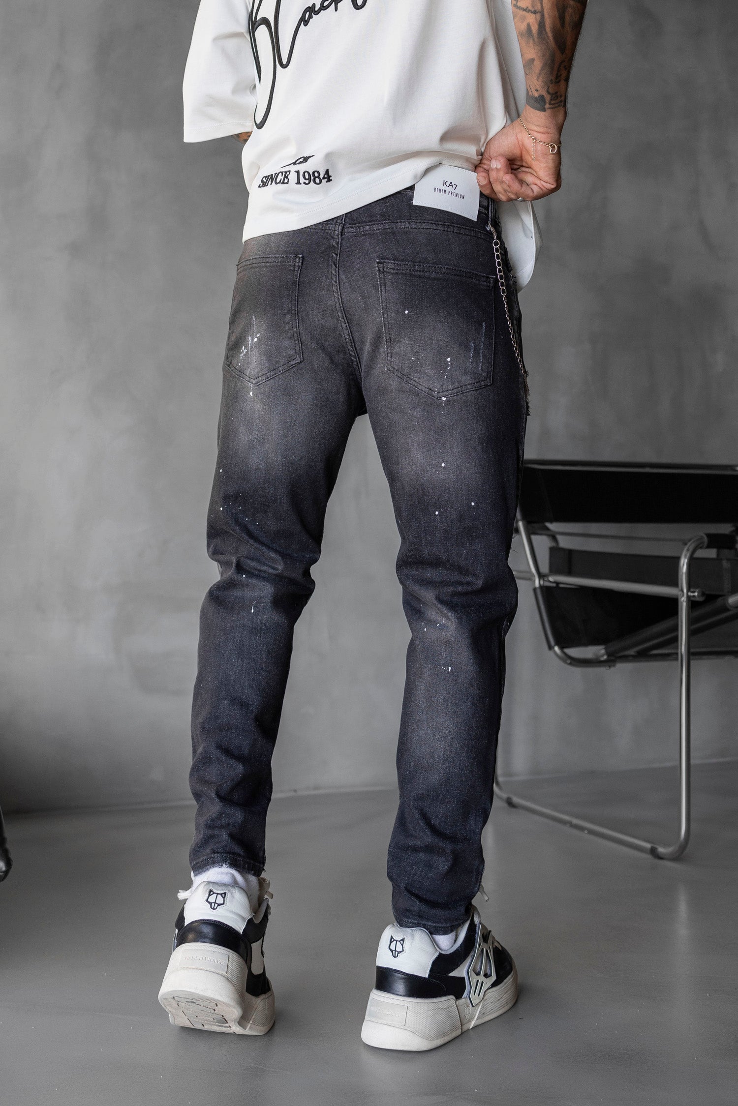 Blugi slim fit cu lant, rupturi si efect stropit (cod 6745)