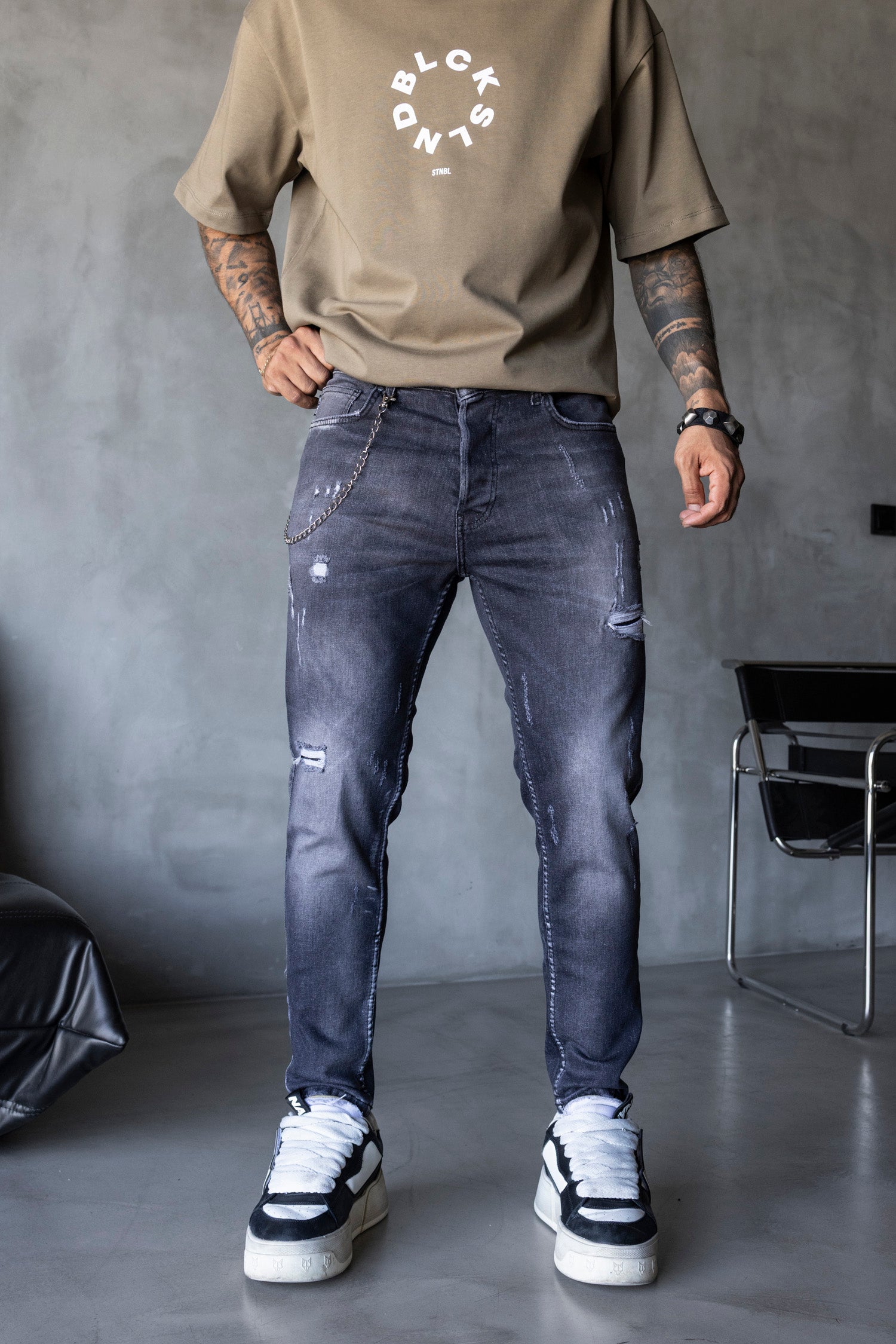 Blugi slim fit cu lant si rupturi (cod 6746)