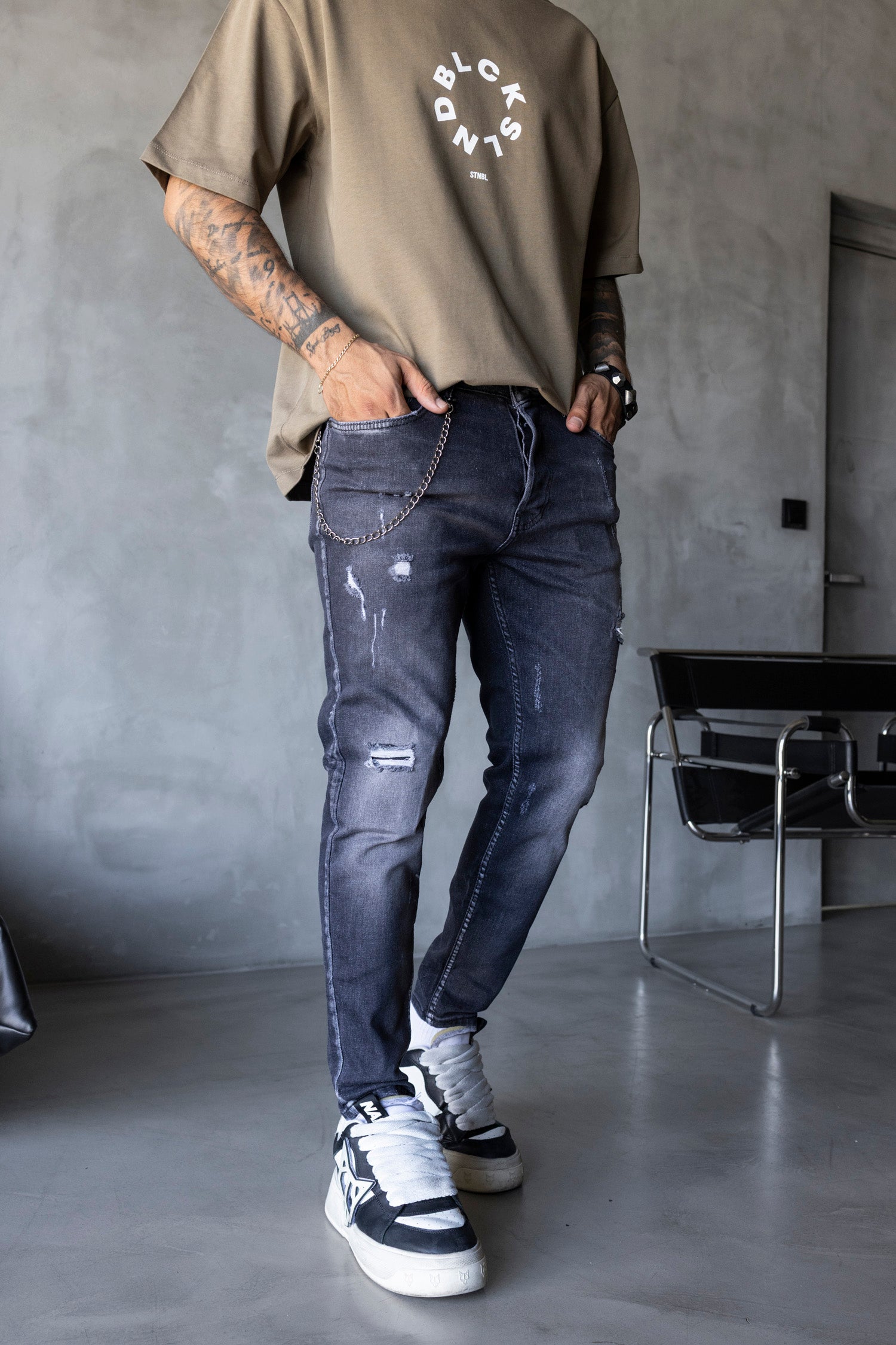 Blugi slim fit cu lant si rupturi (cod 6746)