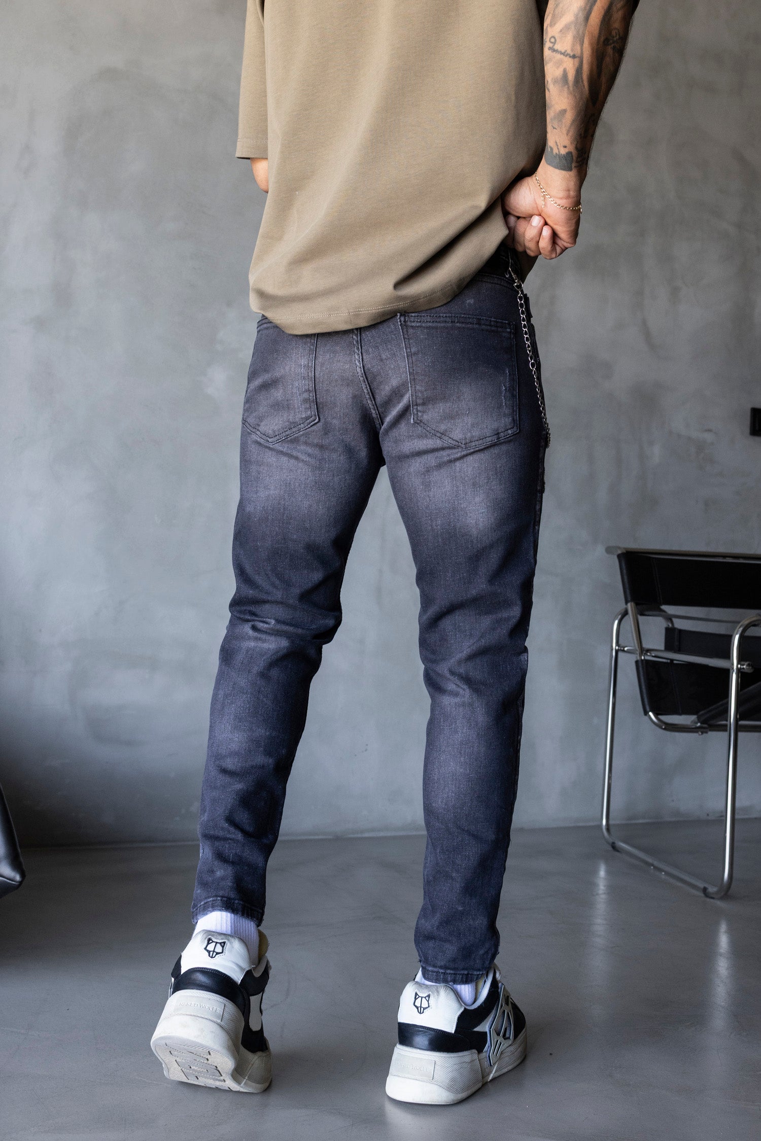 Blugi slim fit cu lant si rupturi (cod 6746)