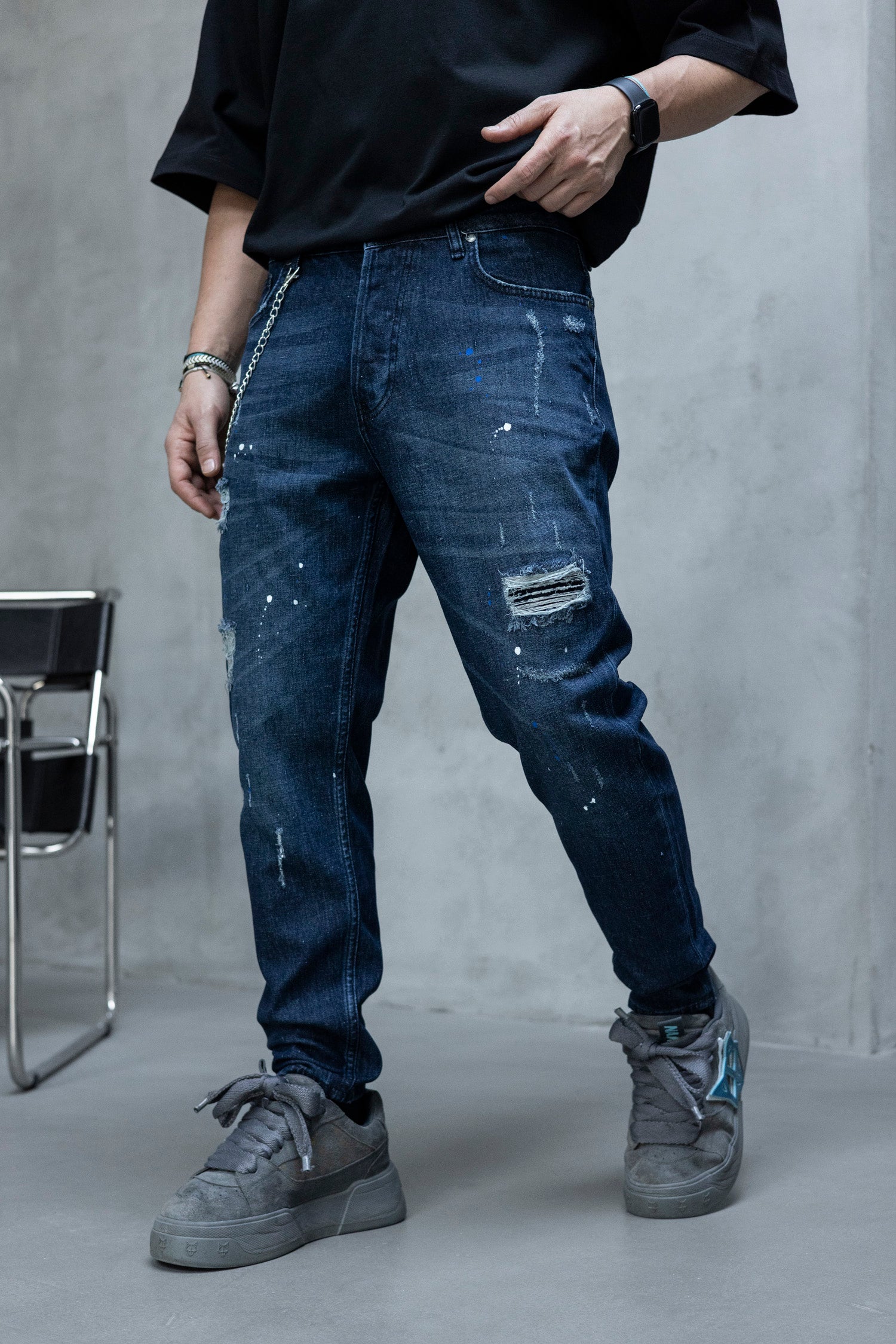 Blugi slim fit cu lant, rupturi si efect stropit (cod 6866)