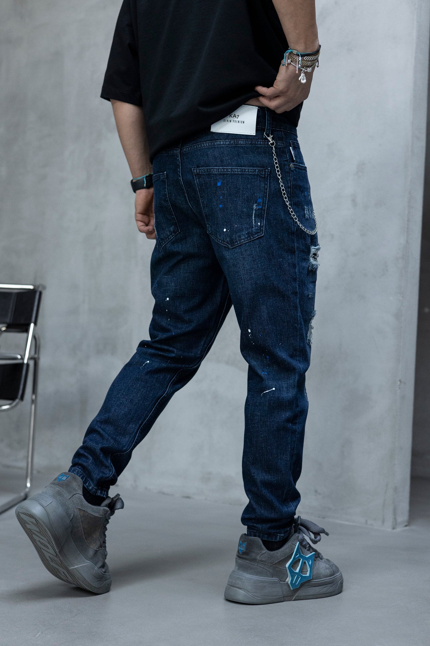 Blugi slim fit cu lant, rupturi si efect stropit (cod 6866)