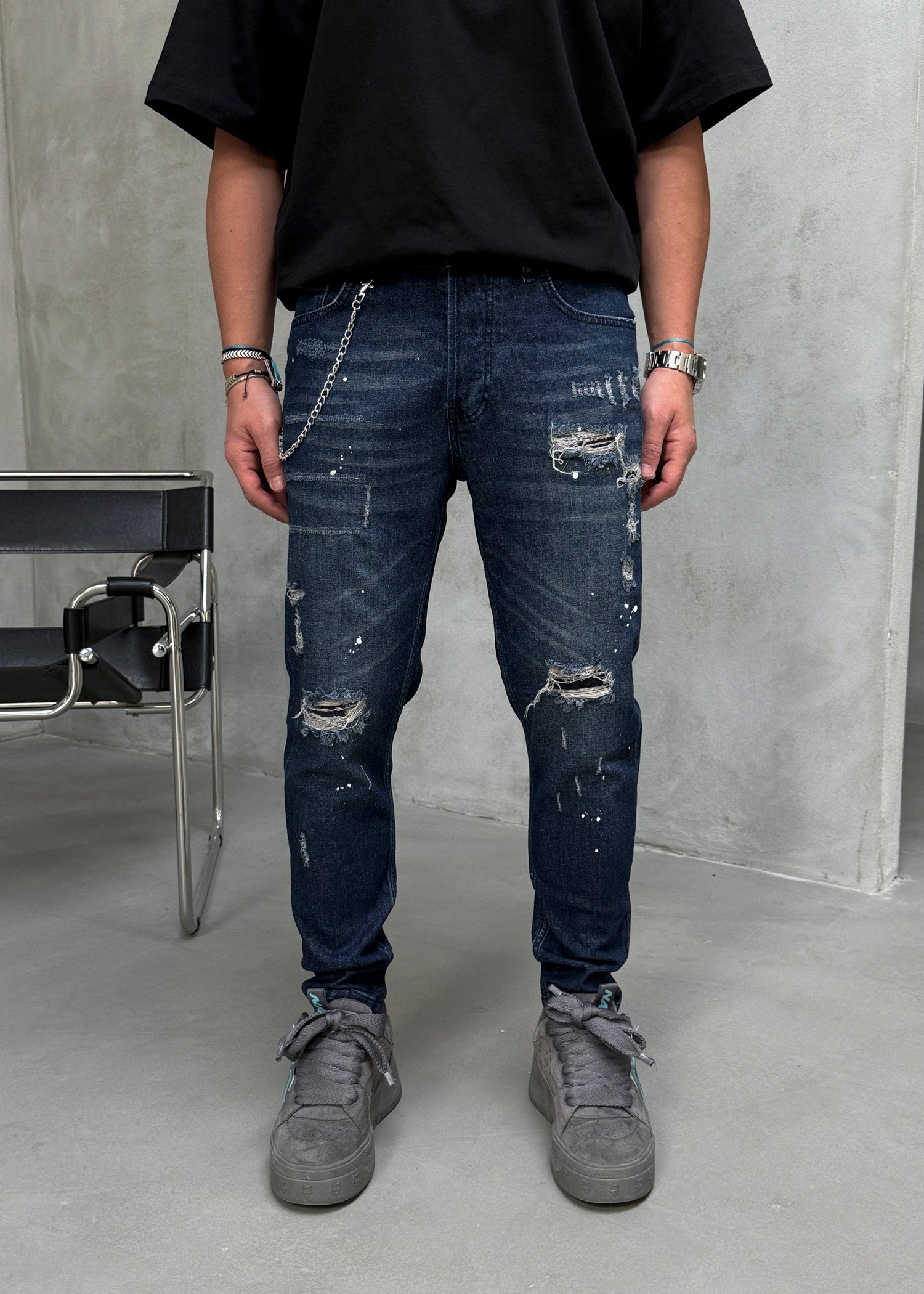 Blugi slim fit cu lant, rupturi si efect stropit (cod 6867)