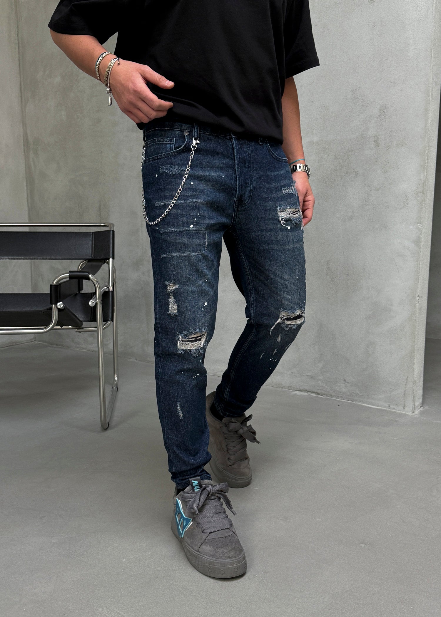 Blugi slim fit cu lant, rupturi si efect stropit (cod 6867)