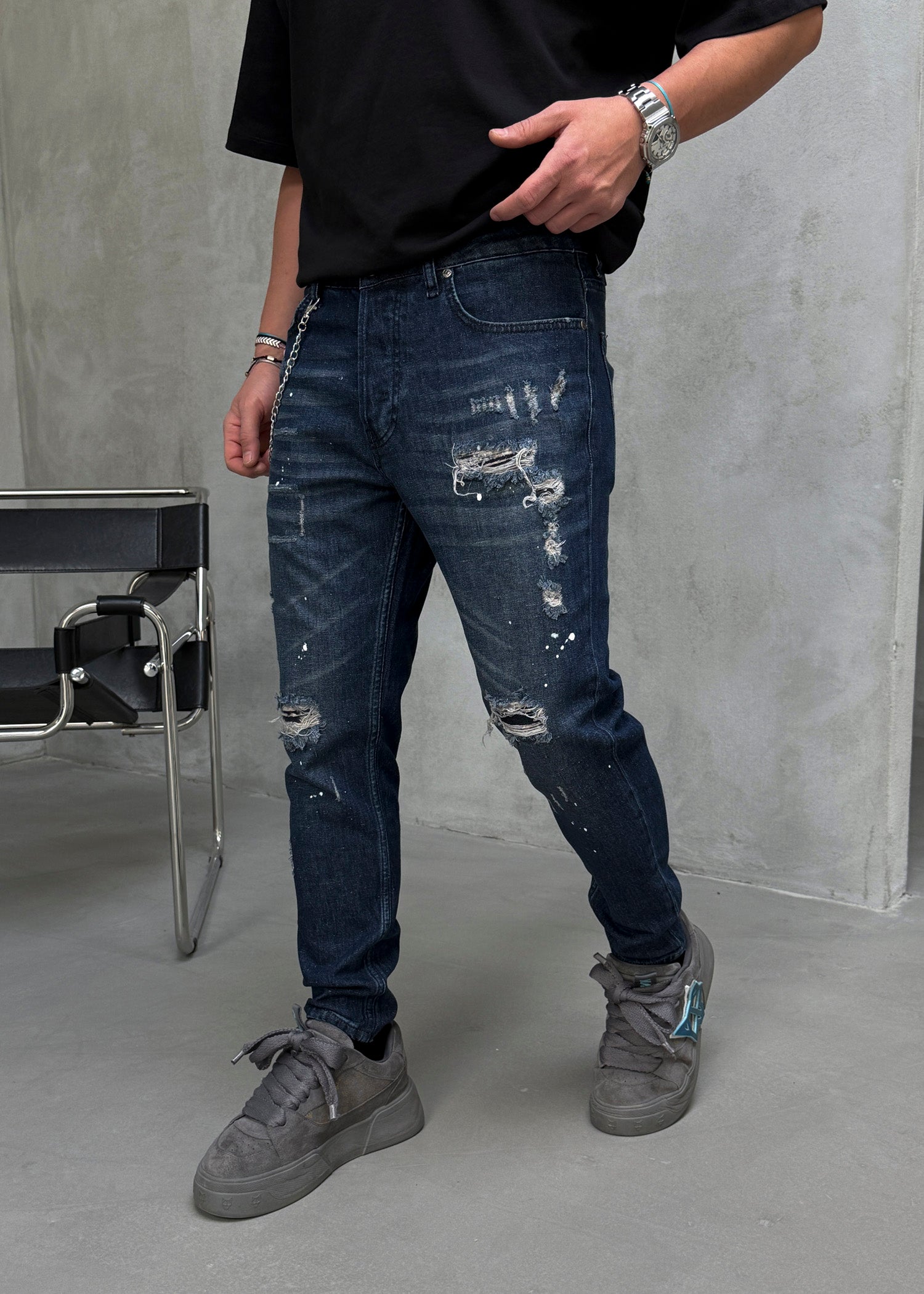 Blugi slim fit cu lant, rupturi si efect stropit (cod 6867)