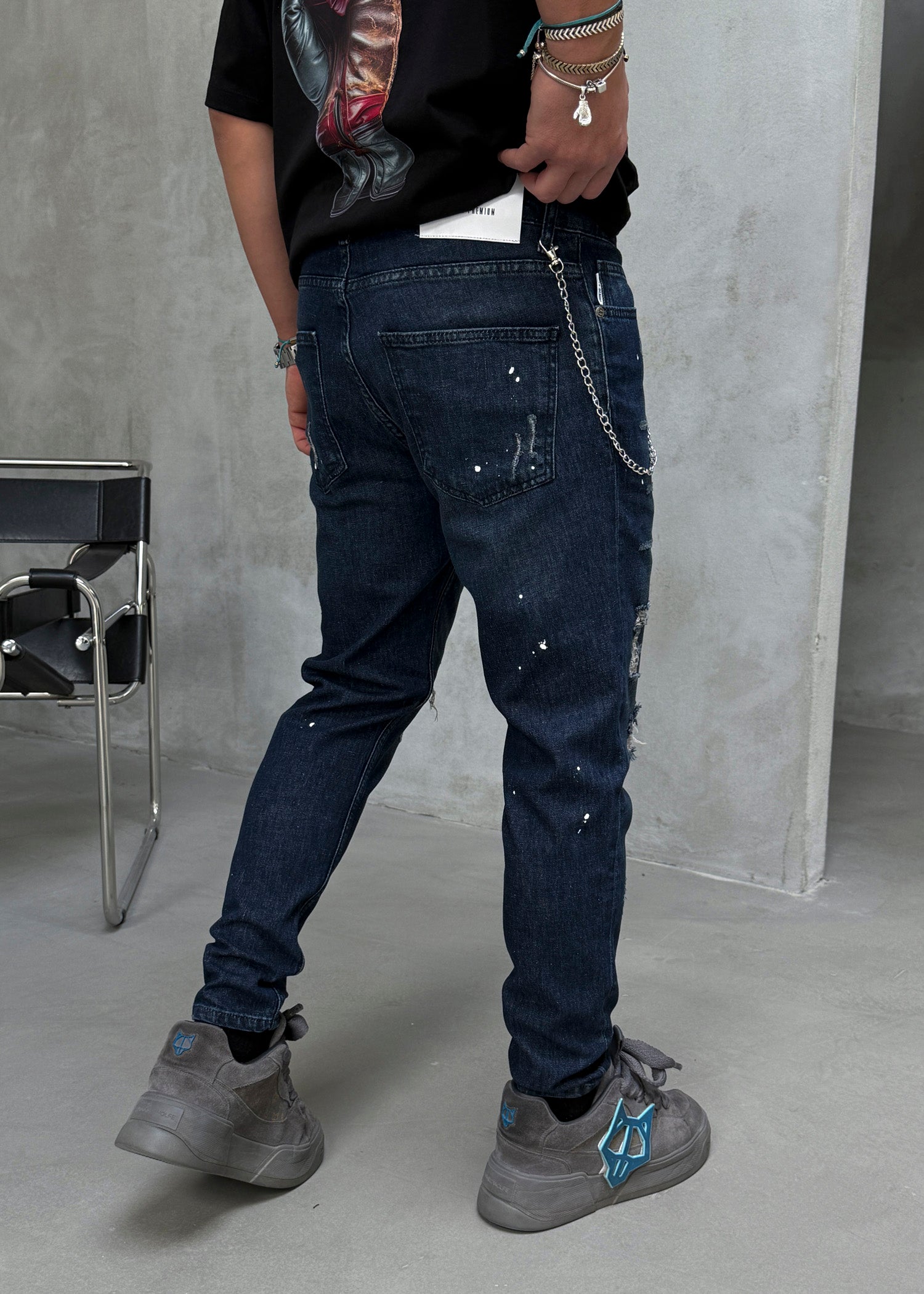 Blugi slim fit cu lant, rupturi si efect stropit (cod 6867)