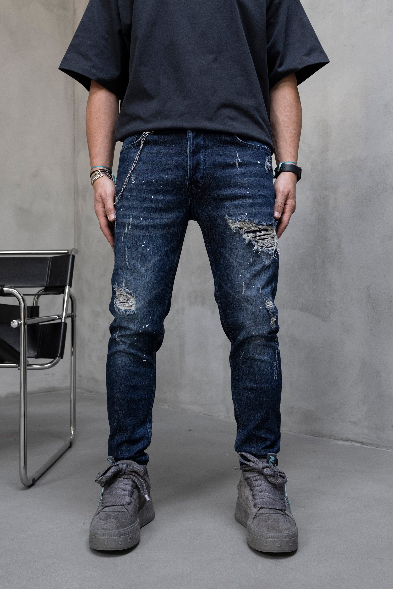 Blugi slim fit cu lant, rupturi si efect stropit (cod 6868)