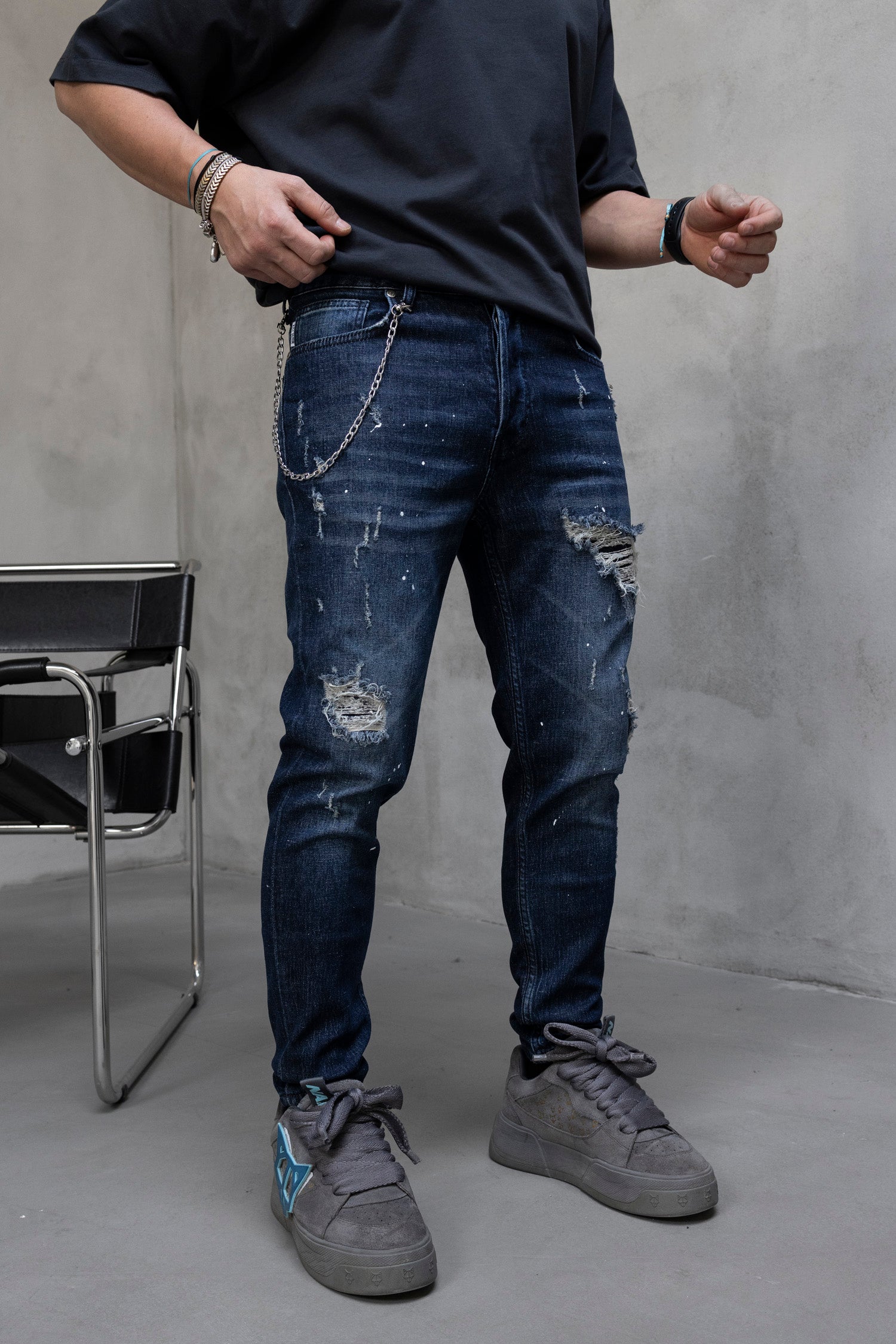 Blugi slim fit cu lant, rupturi si efect stropit (cod 6868)