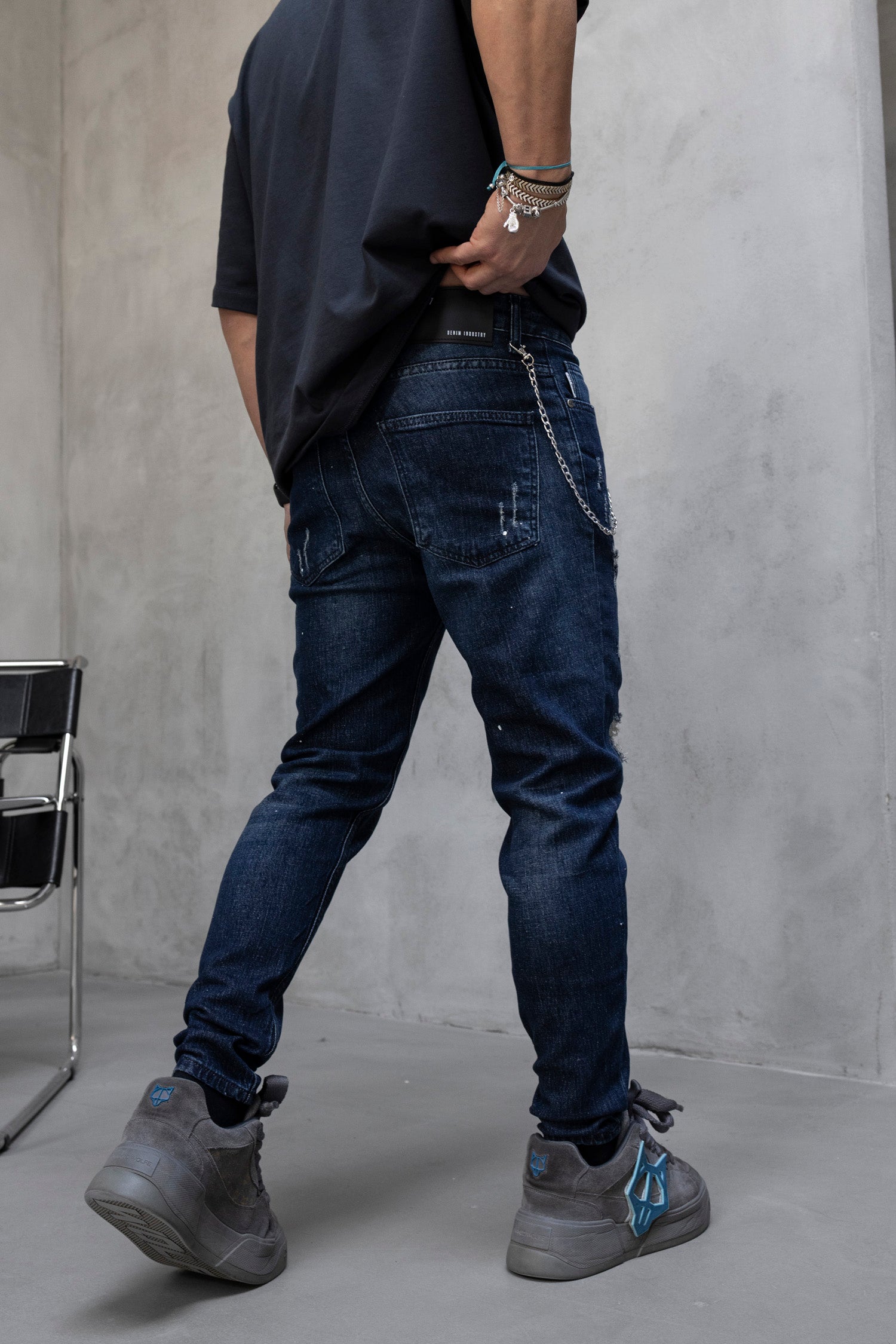 Blugi slim fit cu lant, rupturi si efect stropit (cod 6868)
