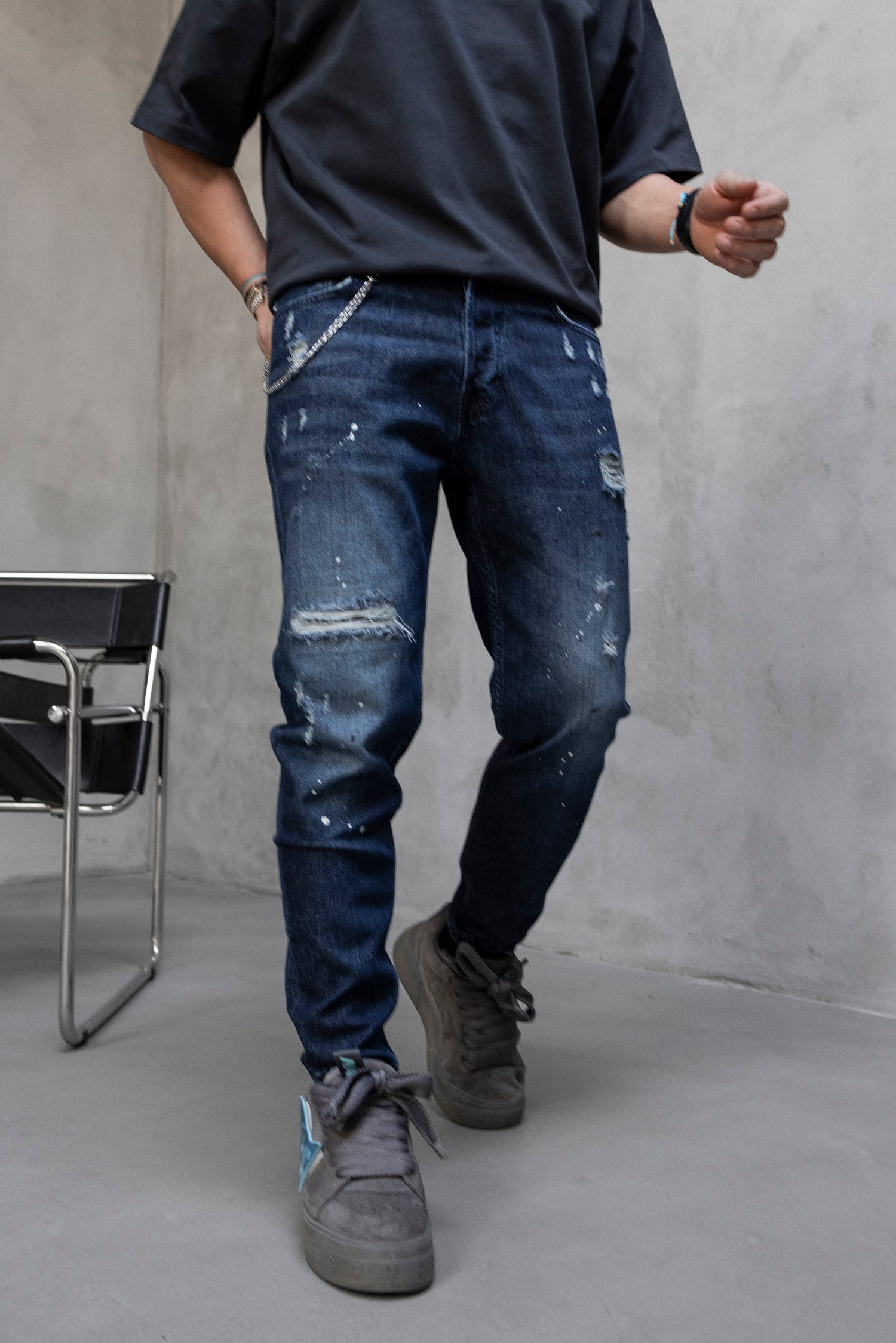 Blugi slim fit cu lant, rupturi si efect stropit (cod 6869)