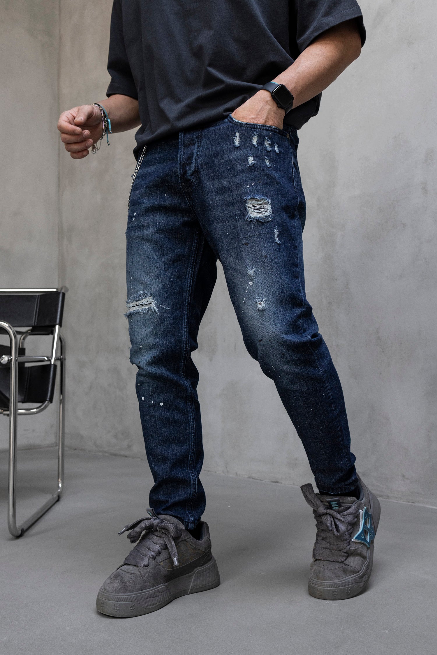 Blugi slim fit cu lant, rupturi si efect stropit (cod 6869)