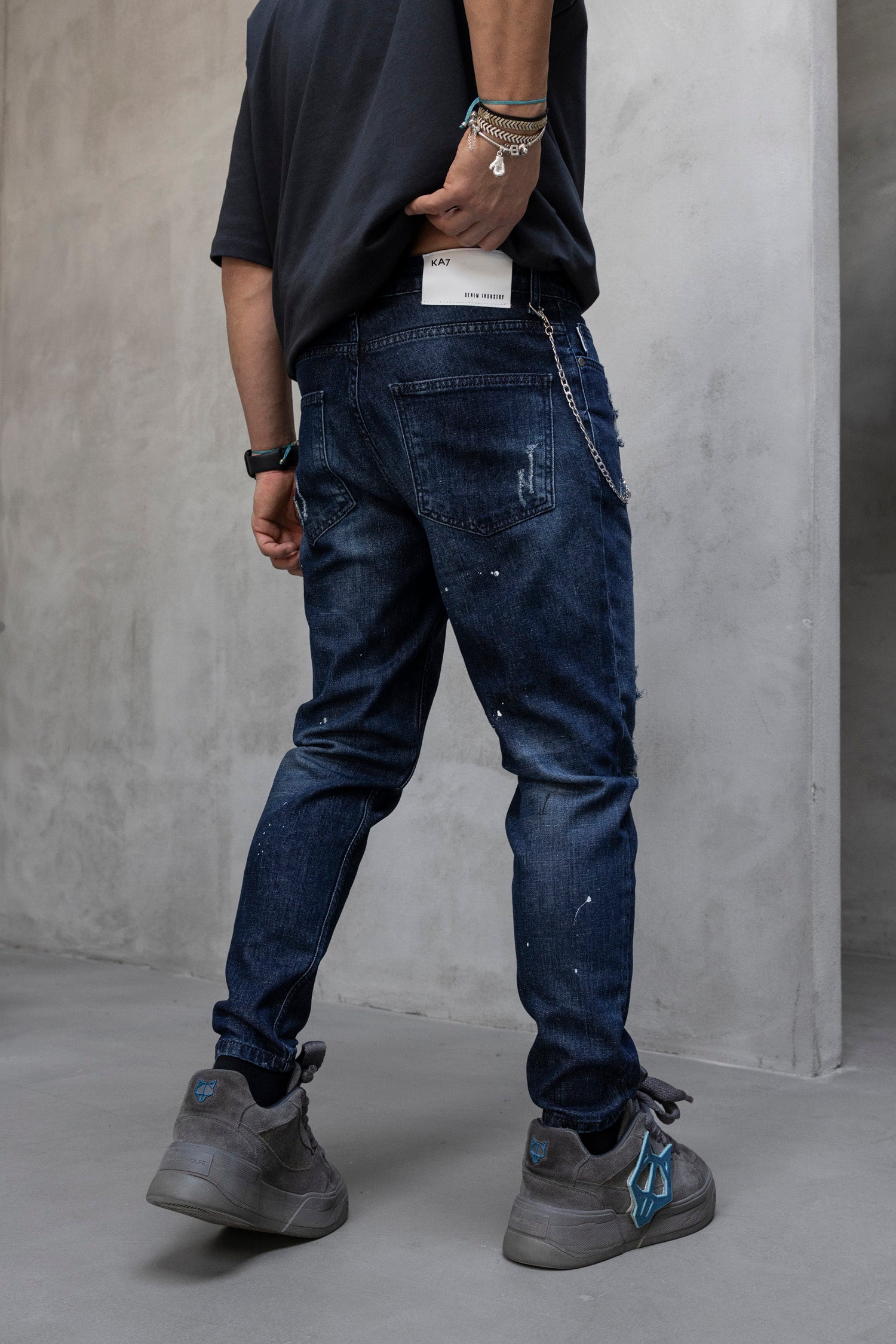 Blugi slim fit cu lant, rupturi si efect stropit (cod 6869)