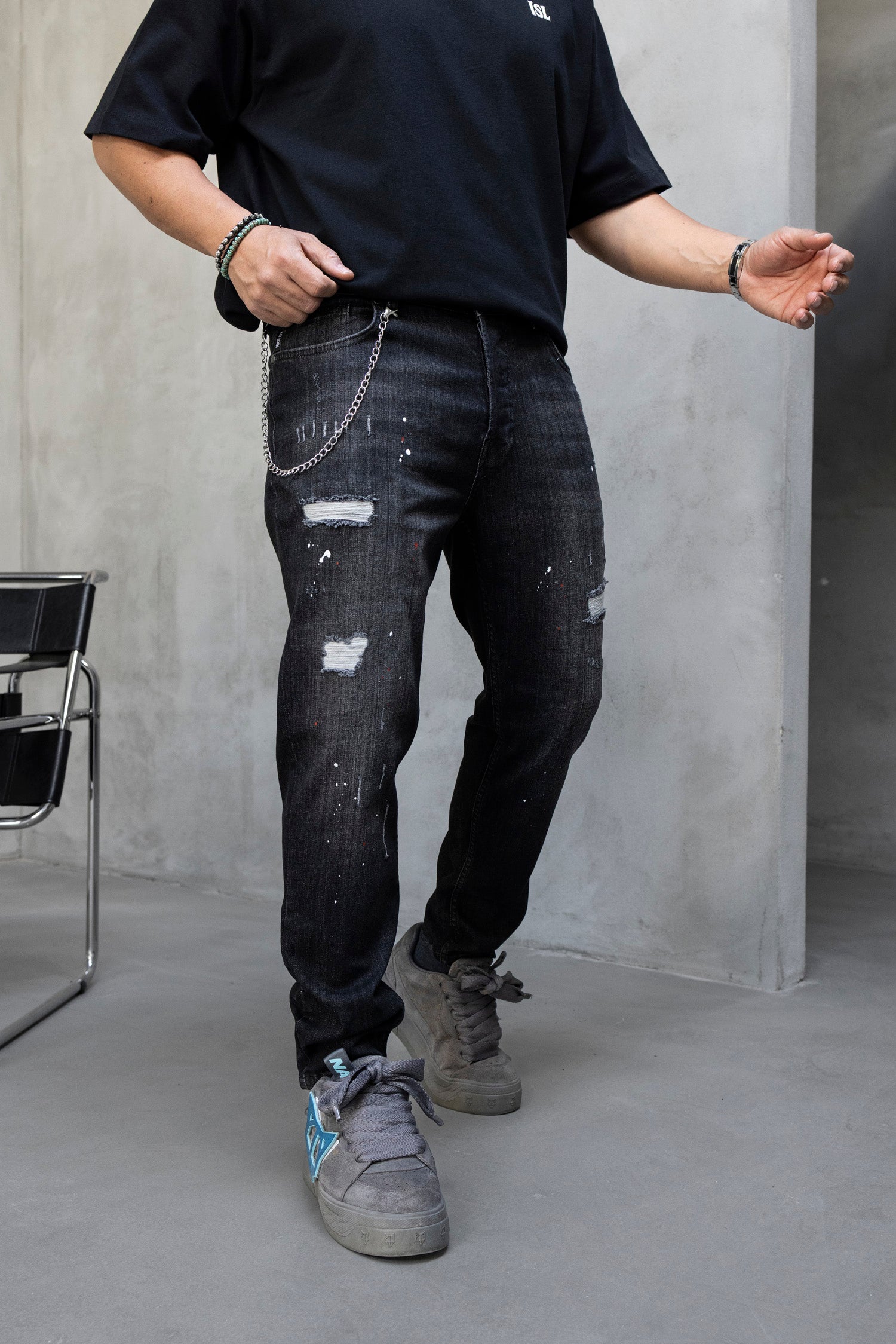 Blugi slim fit cu lant, rupturi si efect stropit (cod 6870)