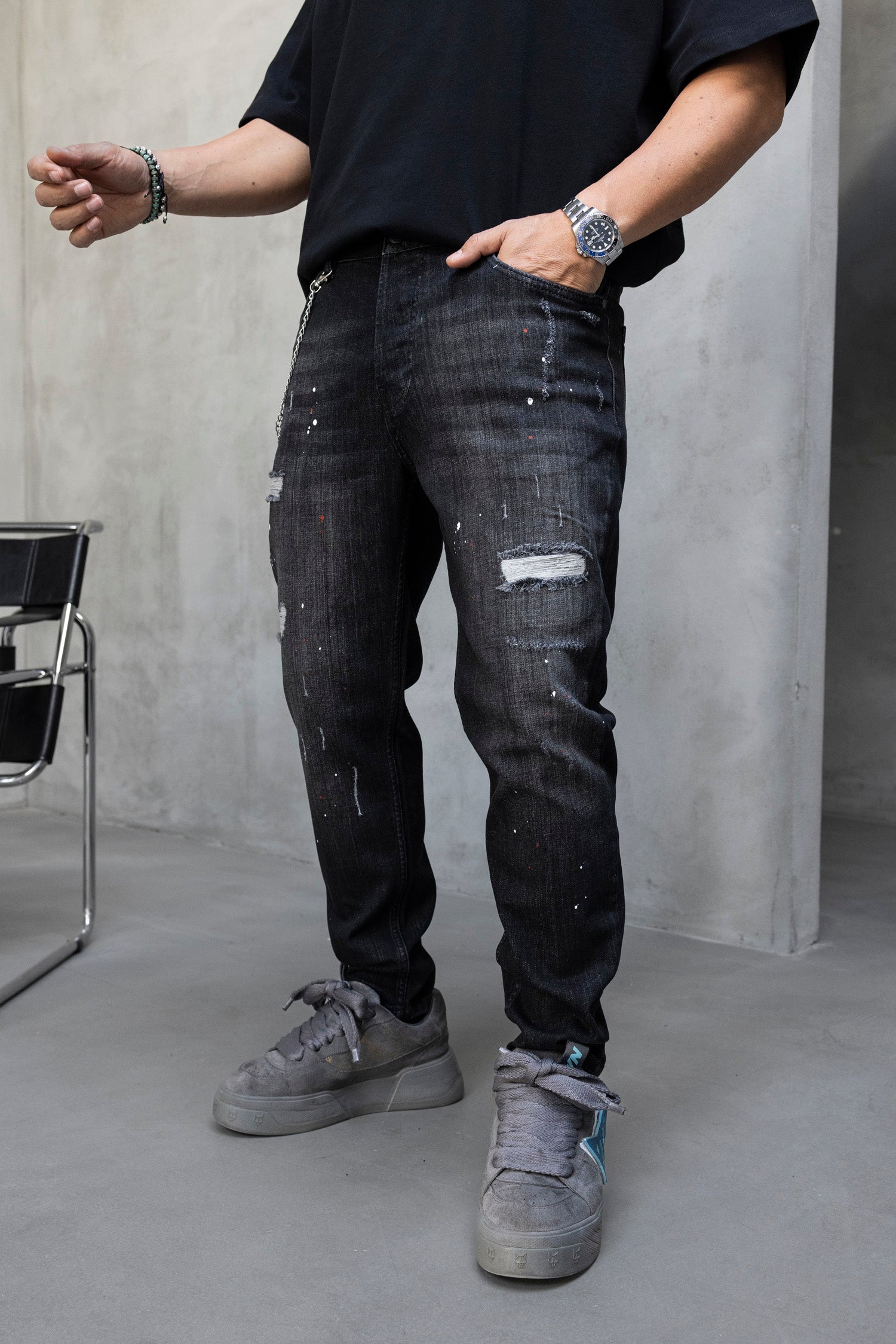 Blugi slim fit cu lant, rupturi si efect stropit (cod 6870)