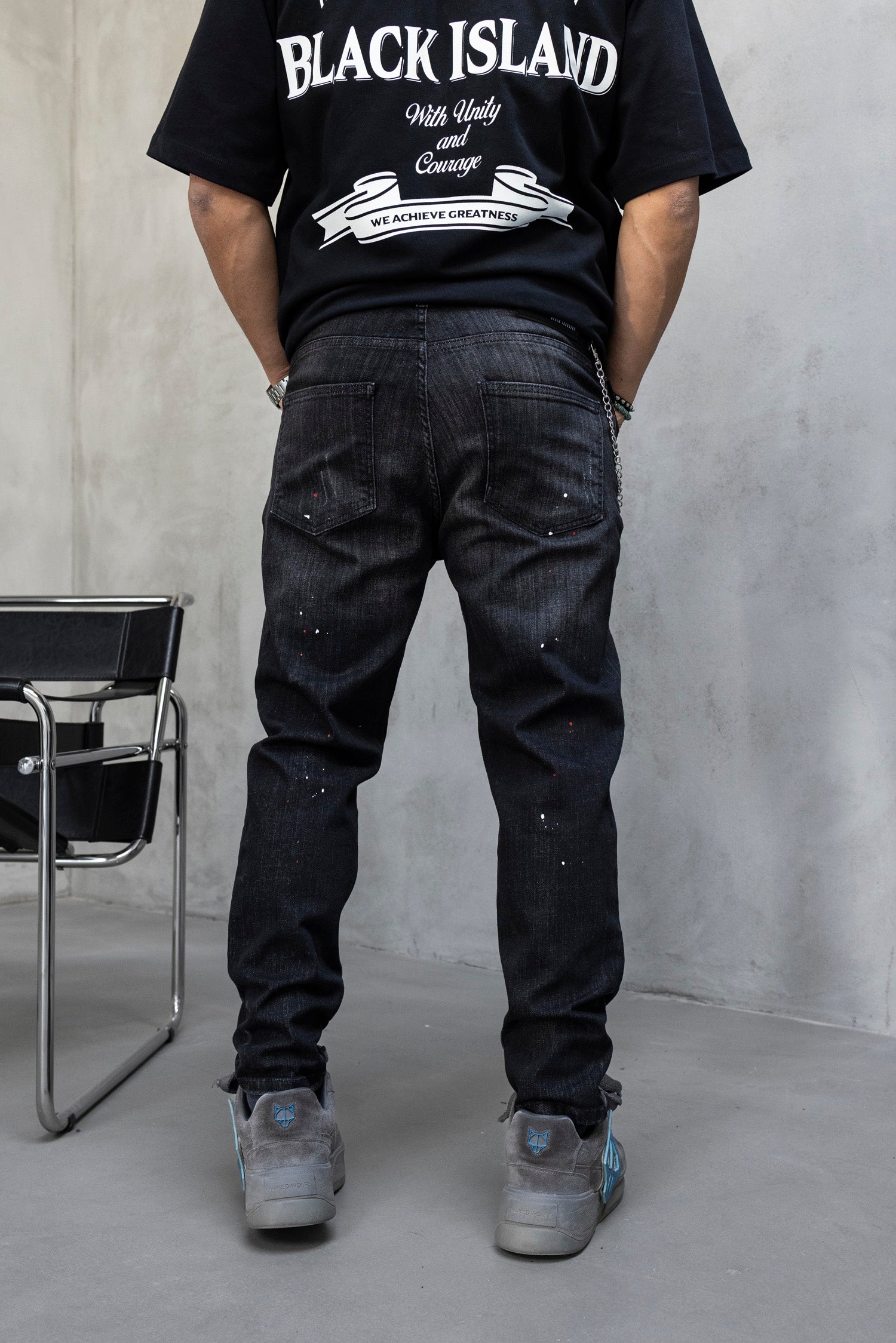 Blugi slim fit cu lant, rupturi si efect stropit (cod 6870)