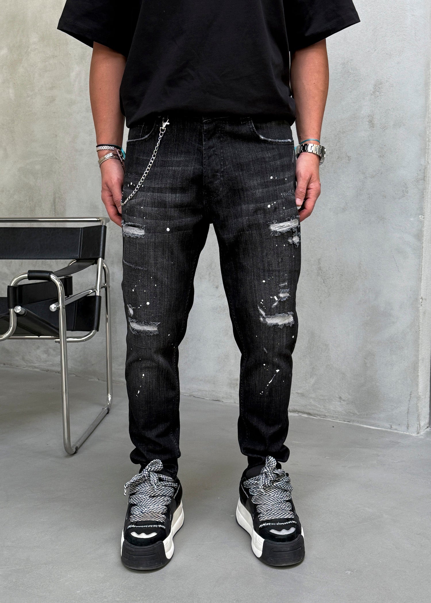 Blugi slim fit cu lant, rupturi si efect stropit (cod 6871)