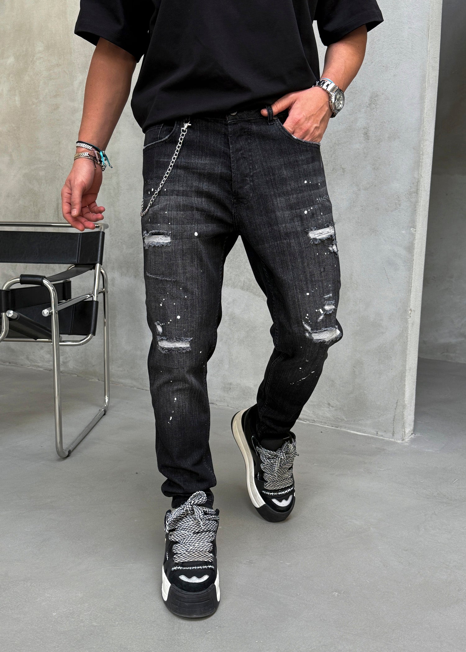 Blugi slim fit cu lant, rupturi si efect stropit (cod 6871)