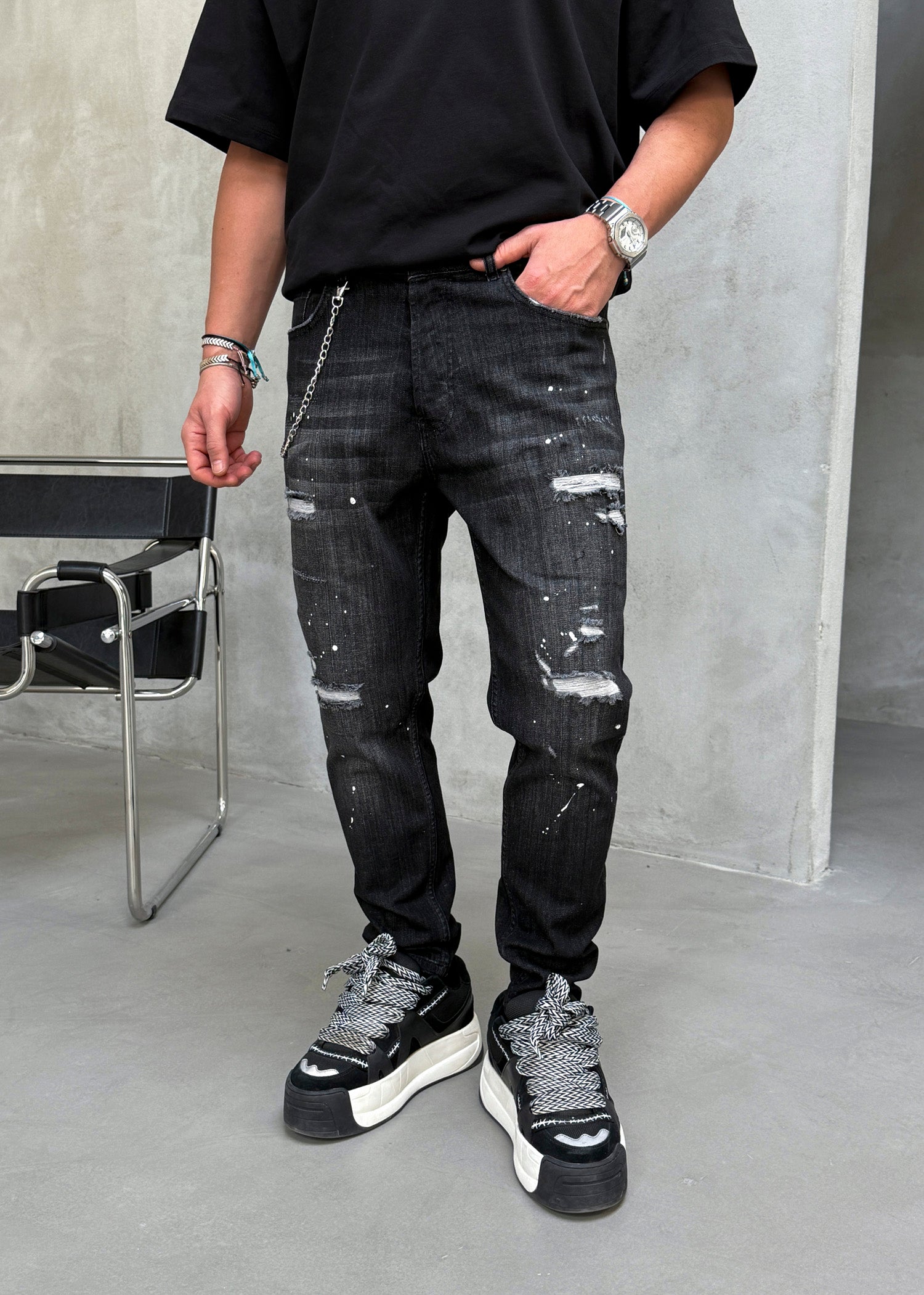 Blugi slim fit cu lant, rupturi si efect stropit (cod 6871)