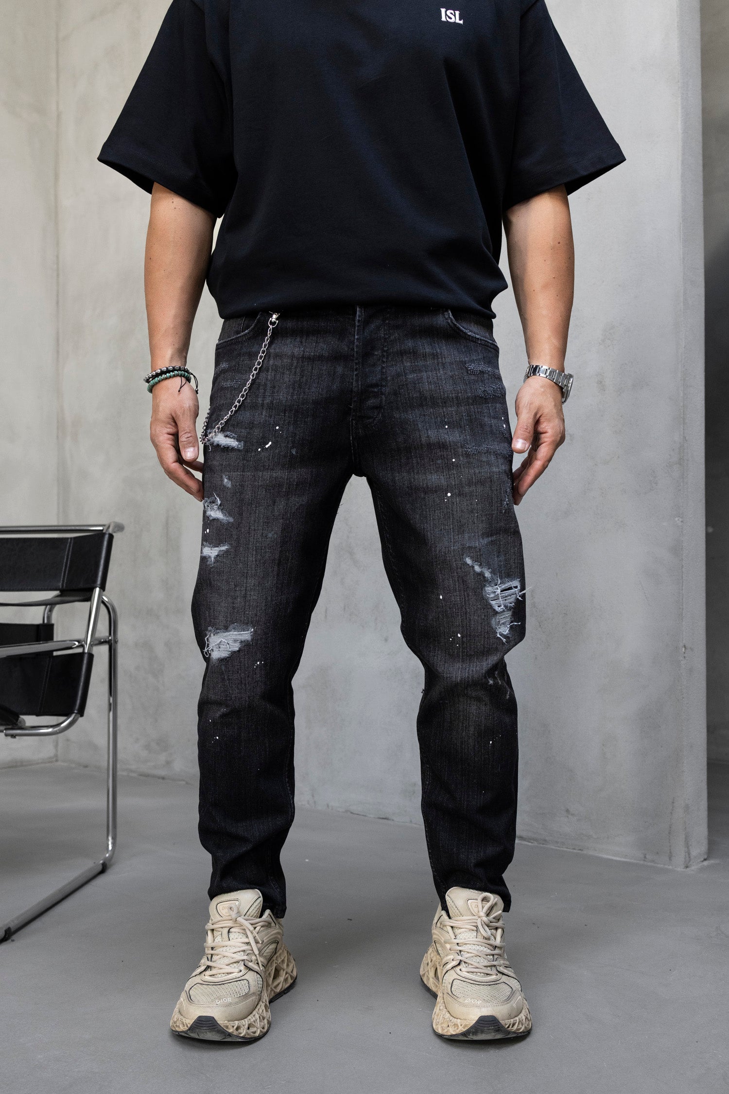 Blugi slim fit cu lant, rupturi si efect stropit (cod 6872)