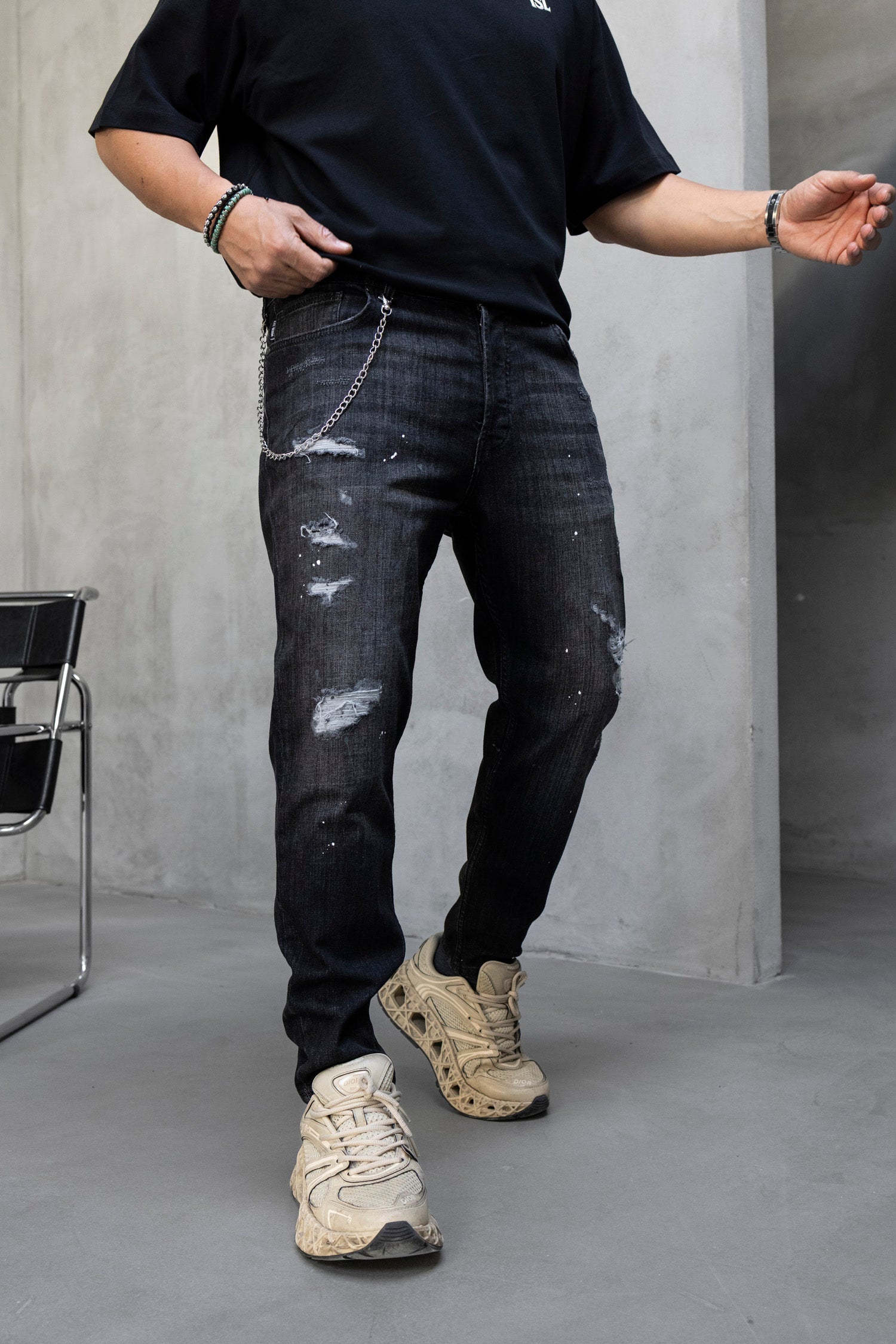 Blugi slim fit cu lant, rupturi si efect stropit (cod 6872)