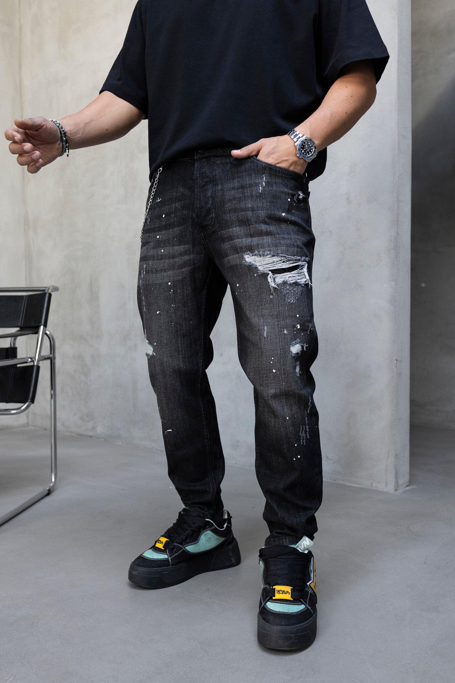 Blugi slim fit cu lant, rupturi si efect stropit (cod 6873)