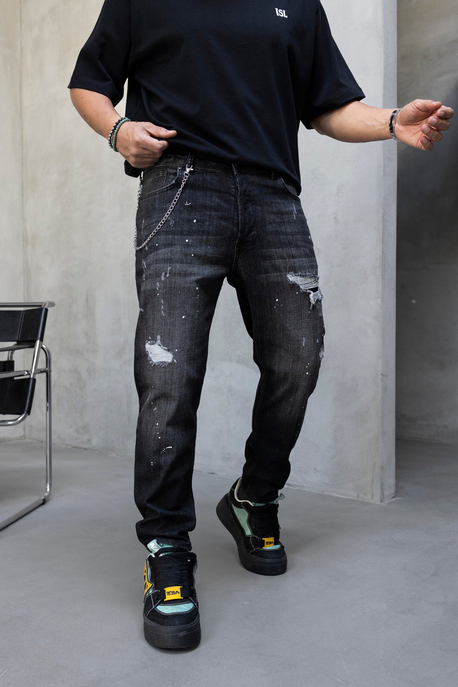 Blugi slim fit cu lant, rupturi si efect stropit (cod 6873)