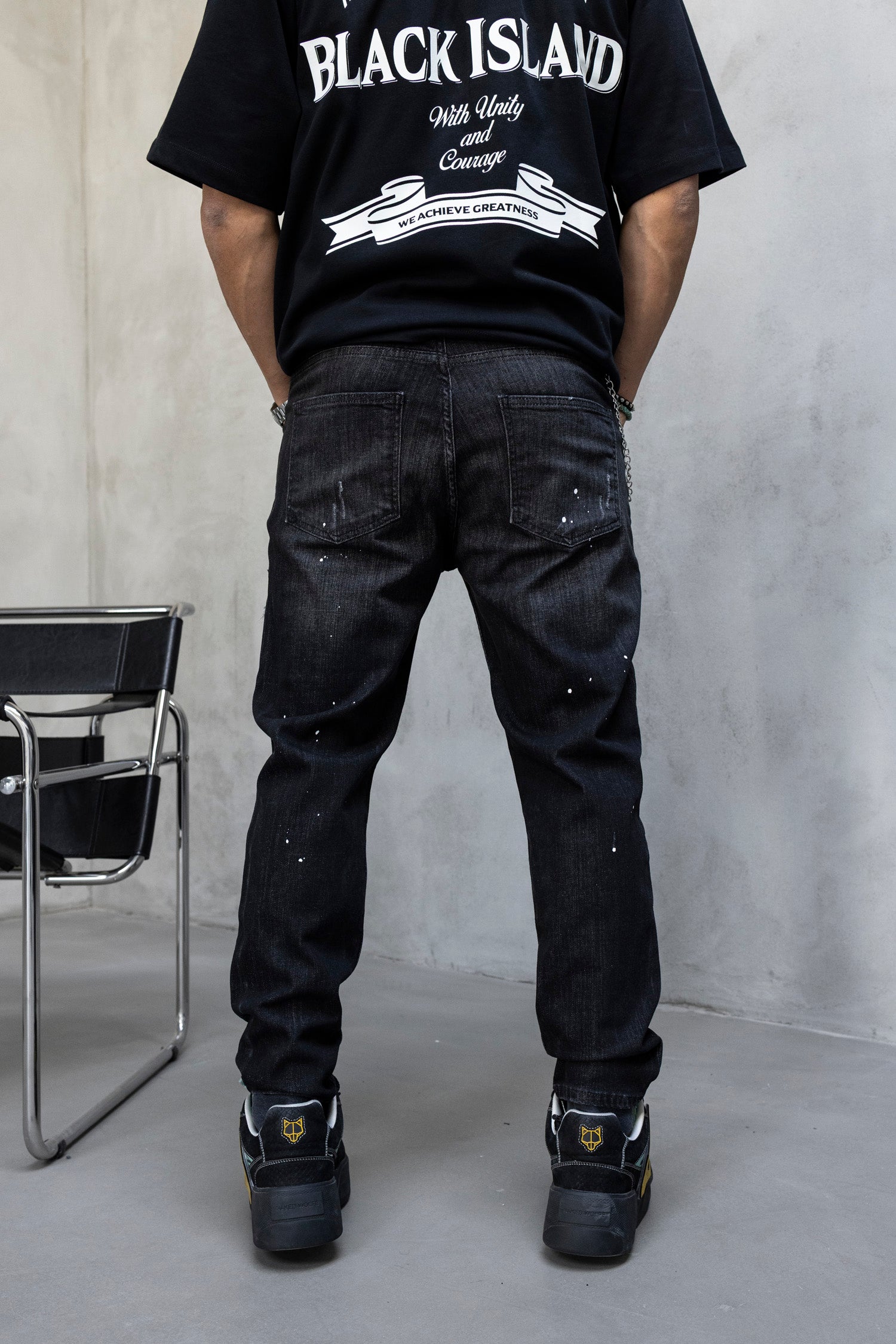 Blugi slim fit cu lant, rupturi si efect stropit (cod 6873)