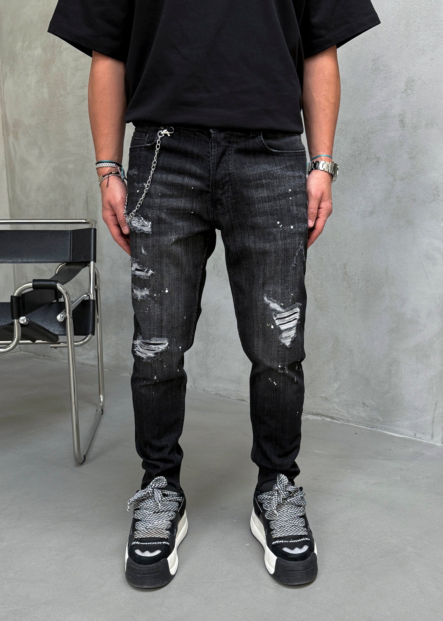 Blugi slim fit cu lant, rupturi si efect stropit (cod 6874)