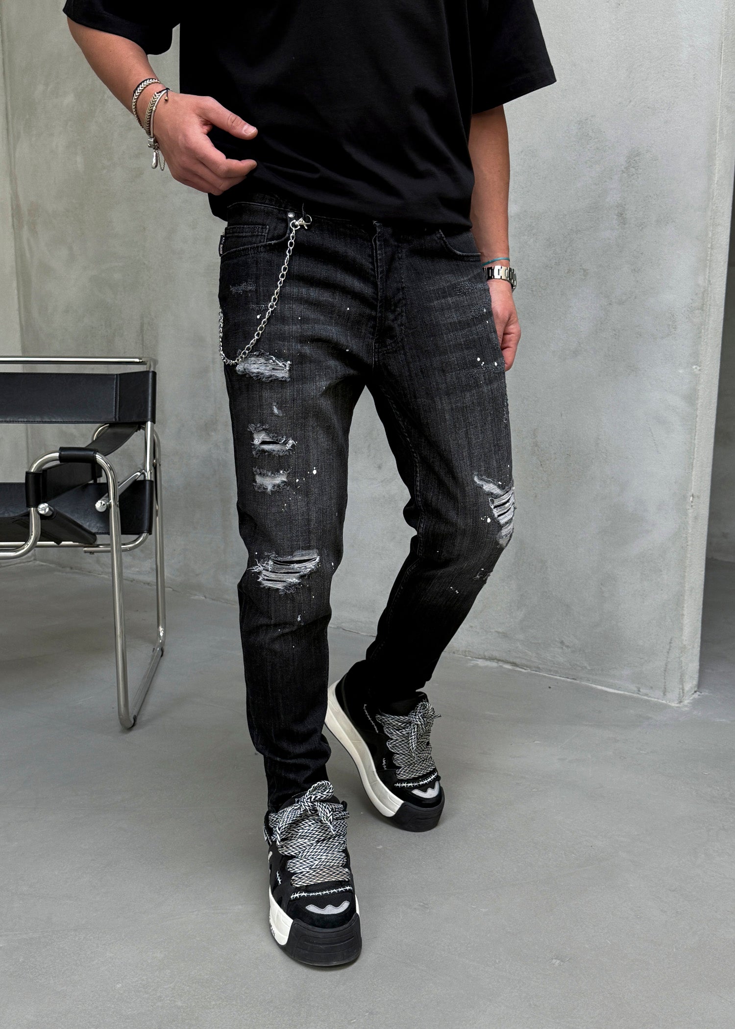 Blugi slim fit cu lant, rupturi si efect stropit (cod 6874)