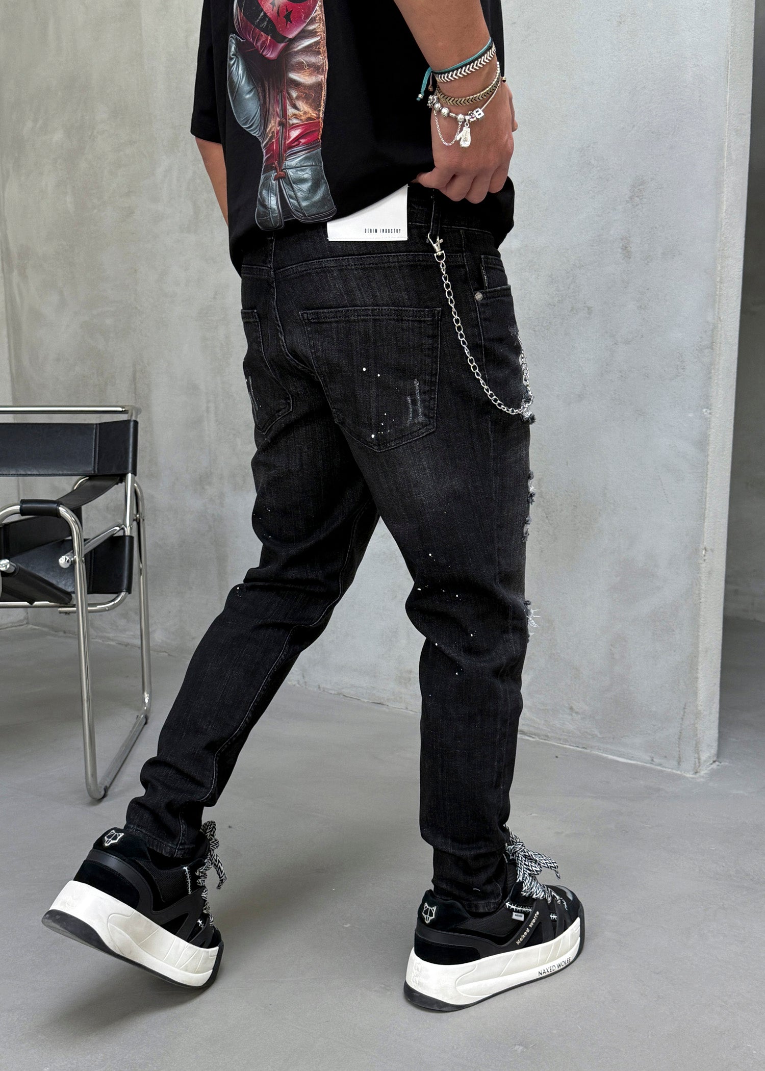Blugi slim fit cu lant, rupturi si efect stropit (cod 6874)