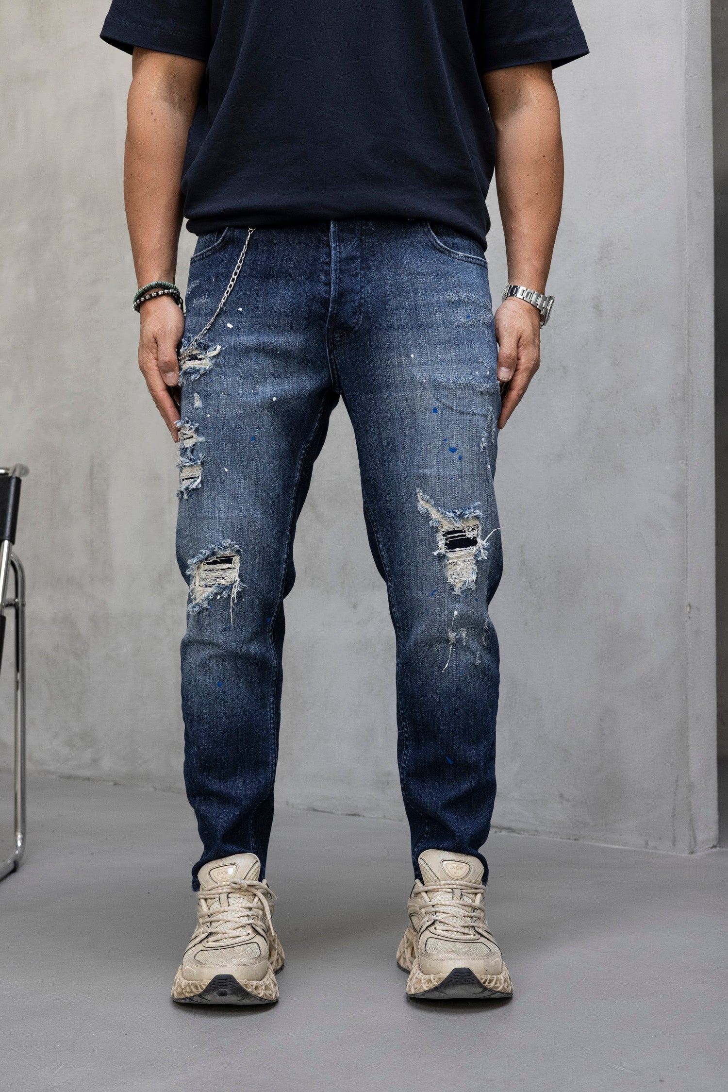 Blugi slim fit cu lant, rupturi si efect stropit (cod 6878)