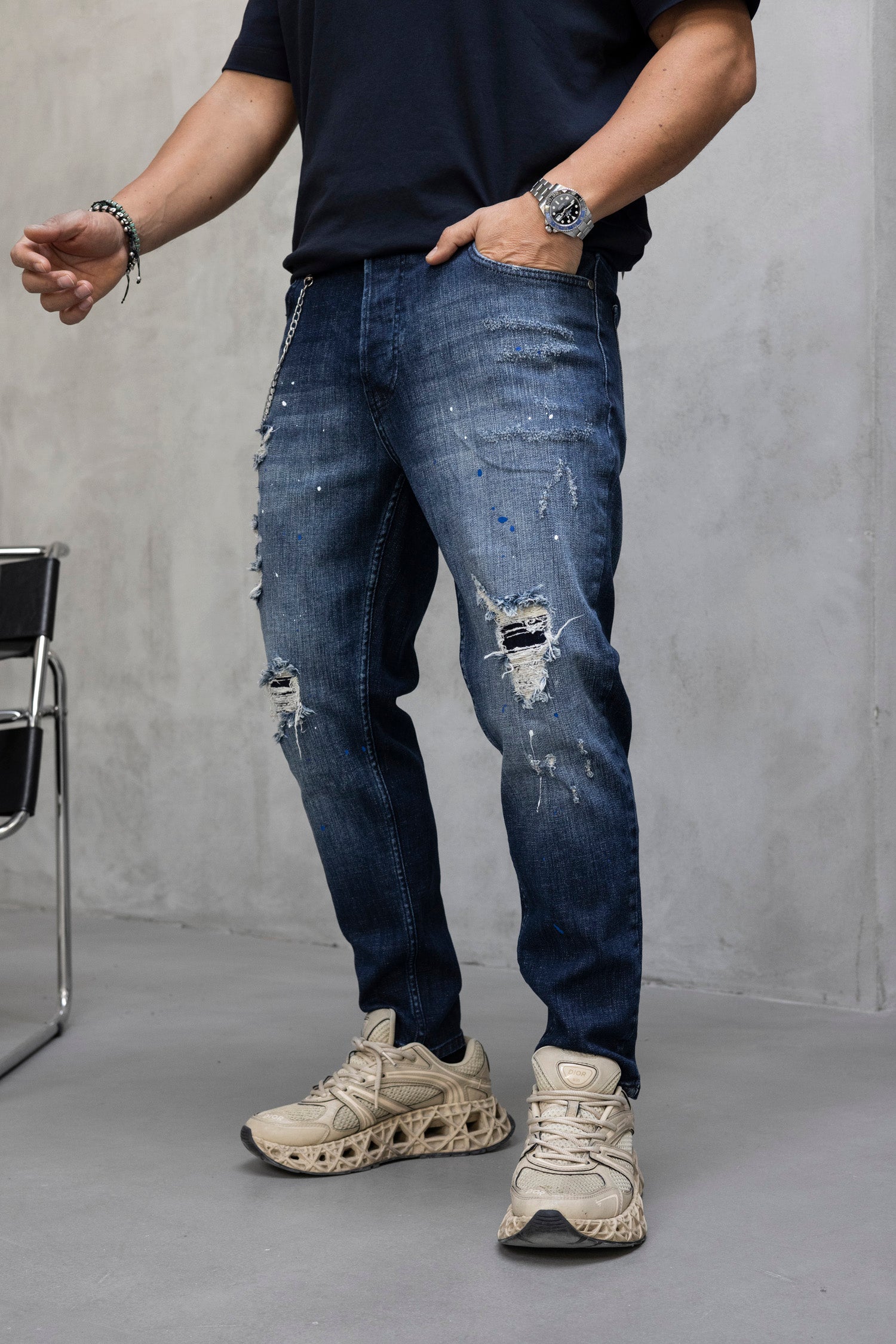 Blugi slim fit cu lant, rupturi si efect stropit (cod 6878)