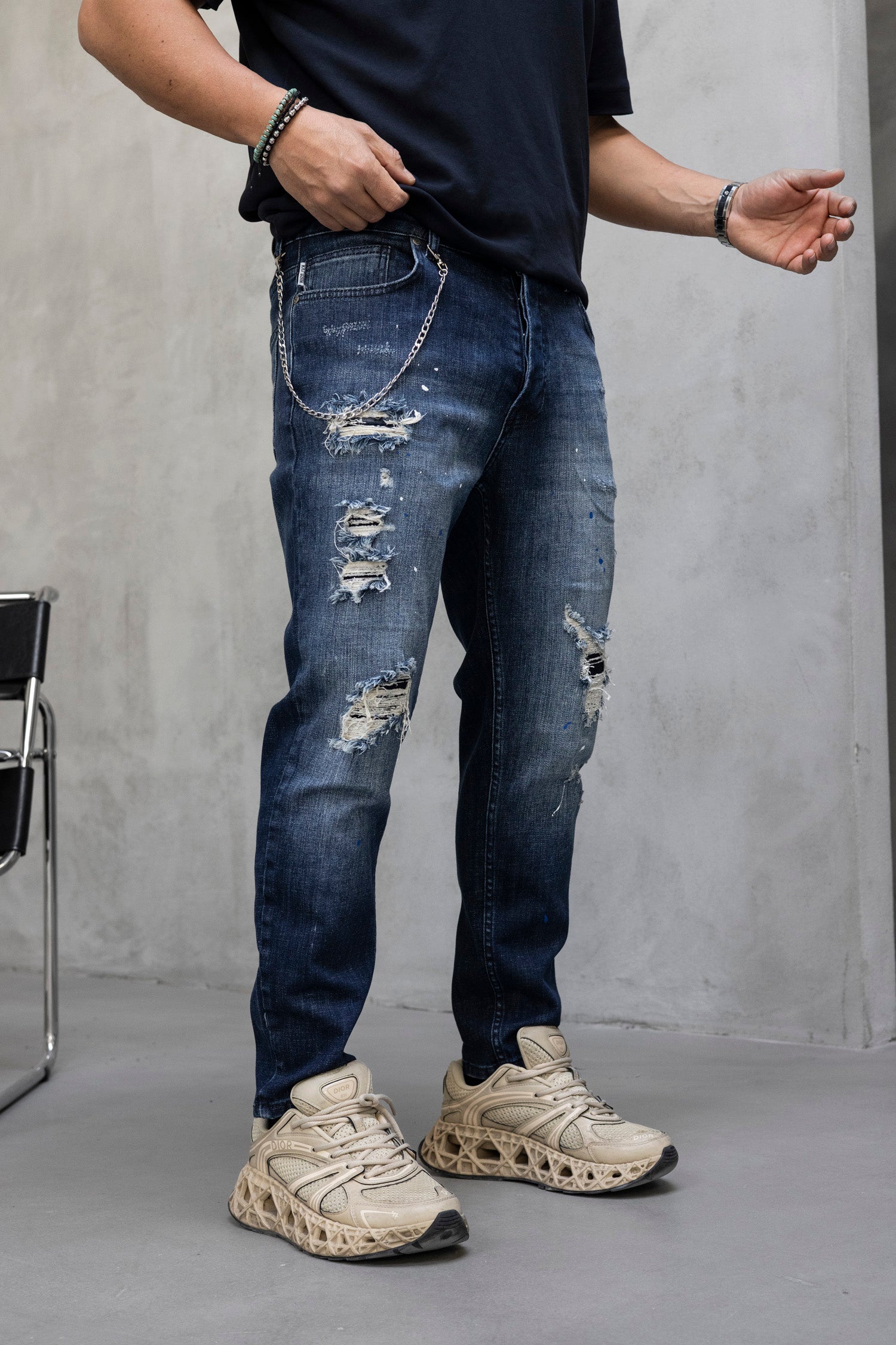 Blugi slim fit cu lant, rupturi si efect stropit (cod 6878)