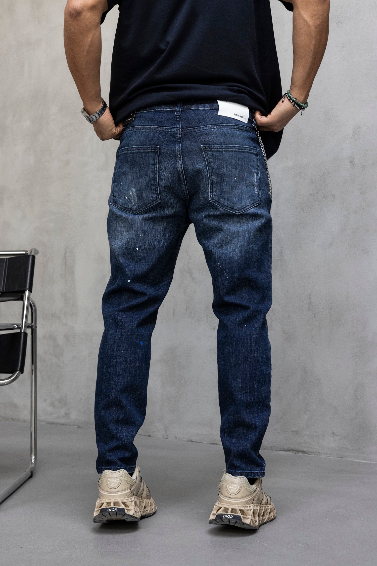 Blugi slim fit cu lant, rupturi si efect stropit (cod 6878)