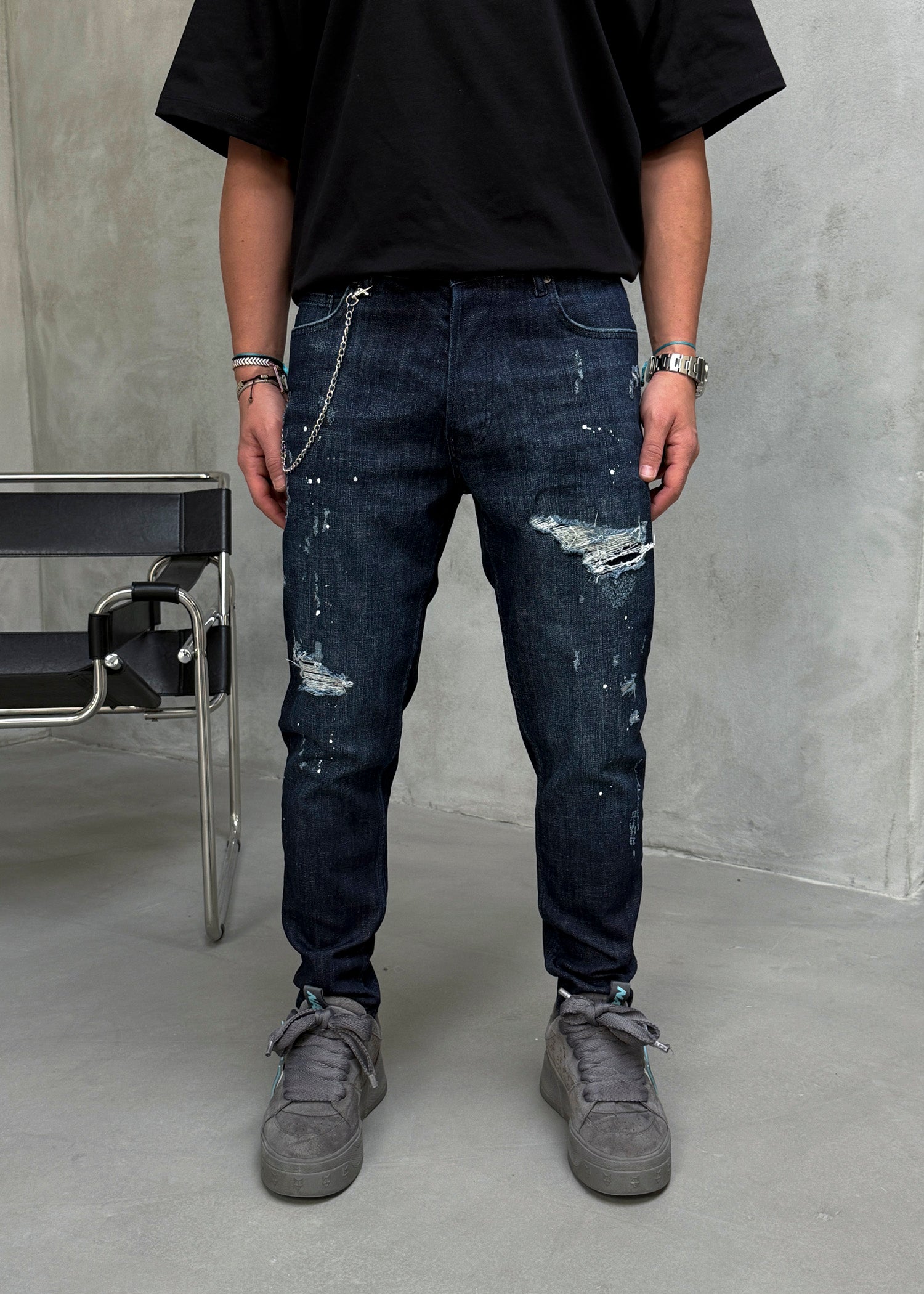 Blugi slim fit cu lant, rupturi si efect stropit (cod 6879)