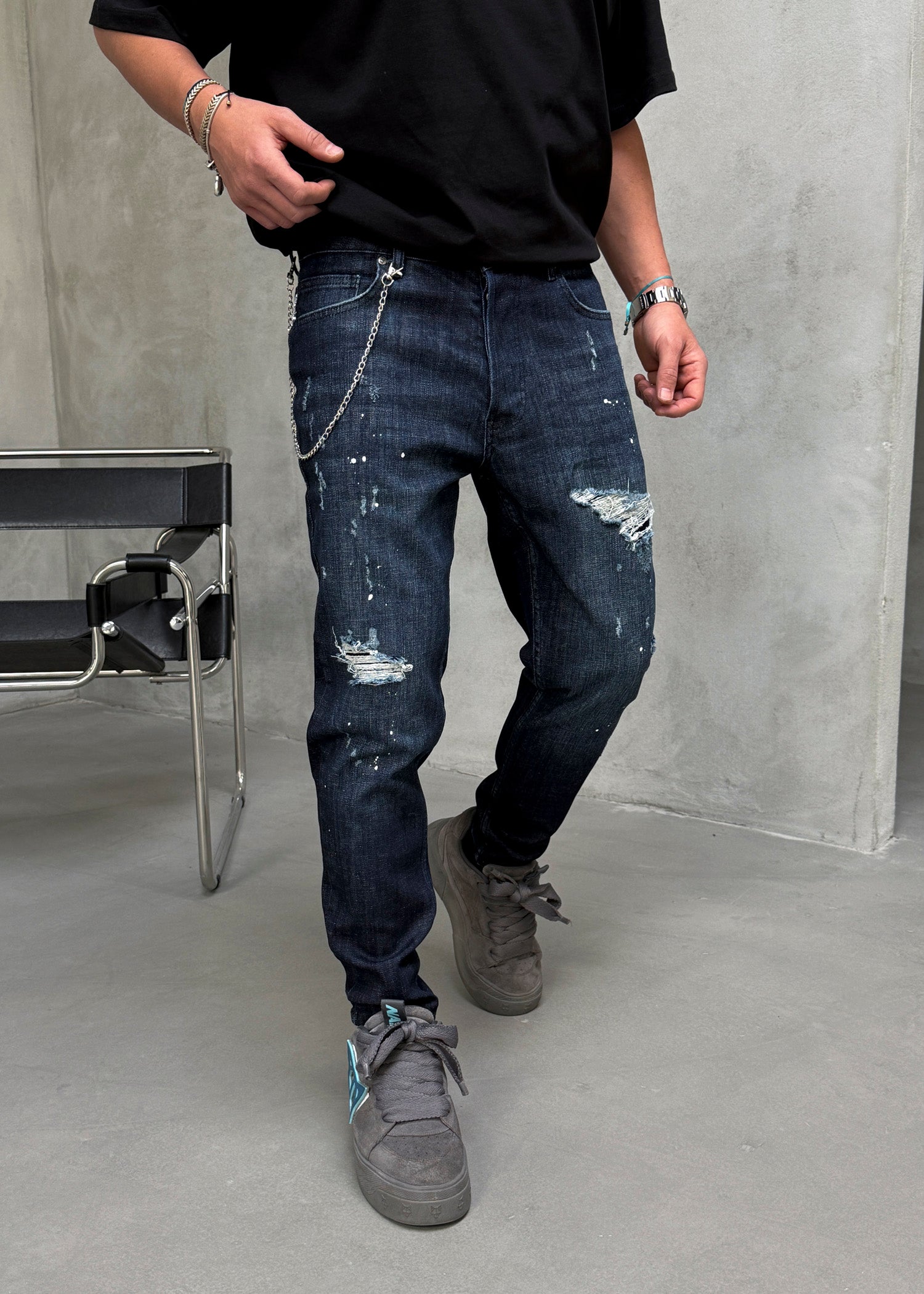Blugi slim fit cu lant, rupturi si efect stropit (cod 6879)