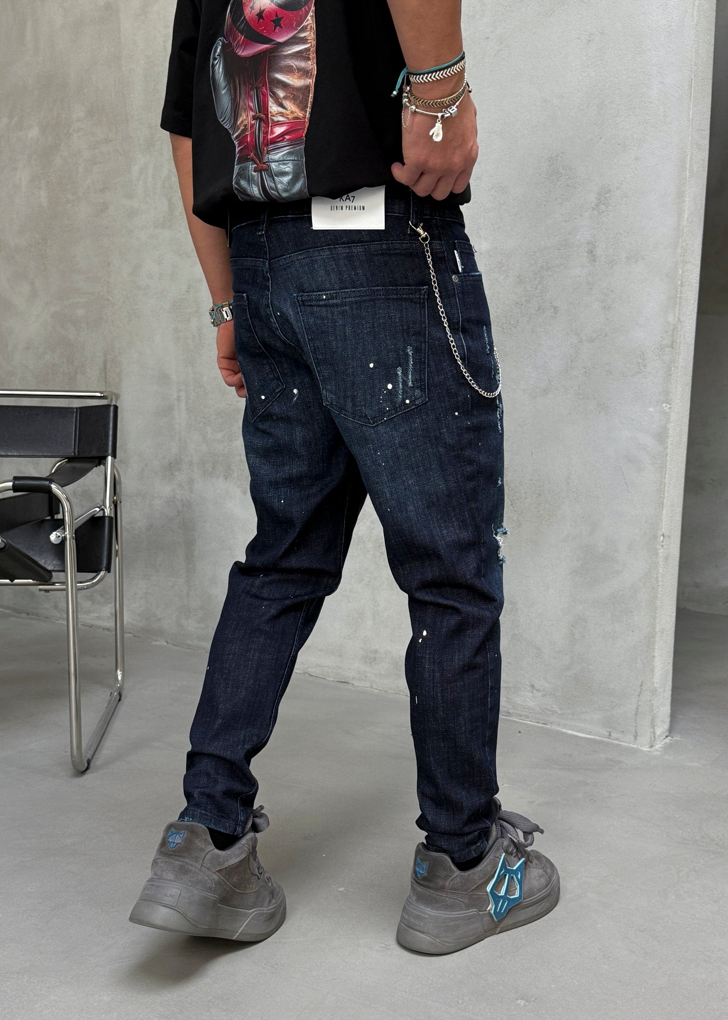 Blugi slim fit cu lant, rupturi si efect stropit (cod 6879)